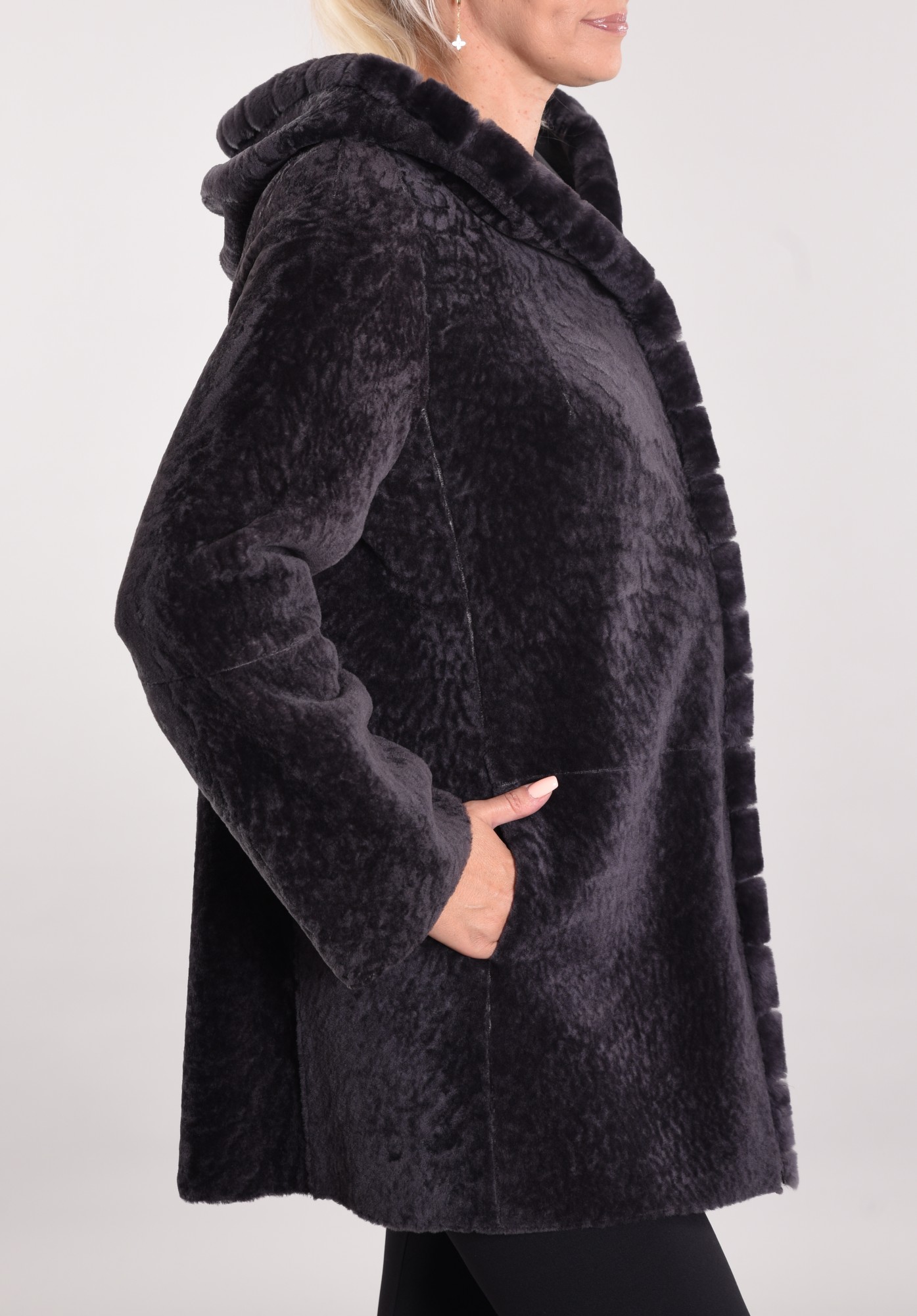 Астраган с покрытием, капюшон и по краю изделия мутон