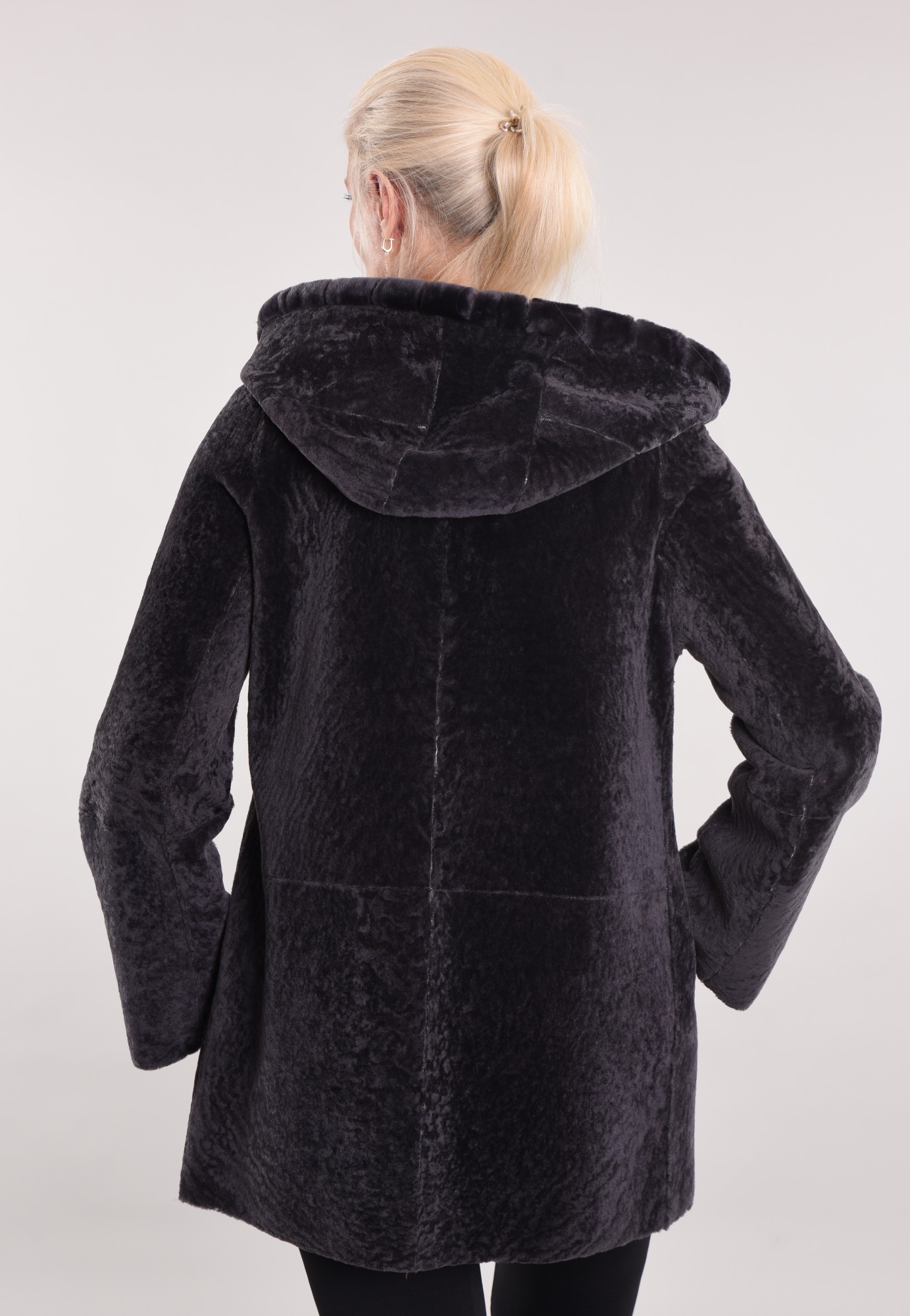 Астраган с покрытием, капюшон и по краю изделия мутон