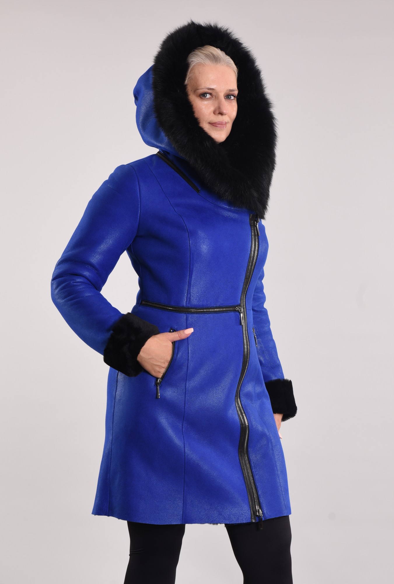 Дублёнка с покрытием и капюшоном. По краю капюшона тоскана