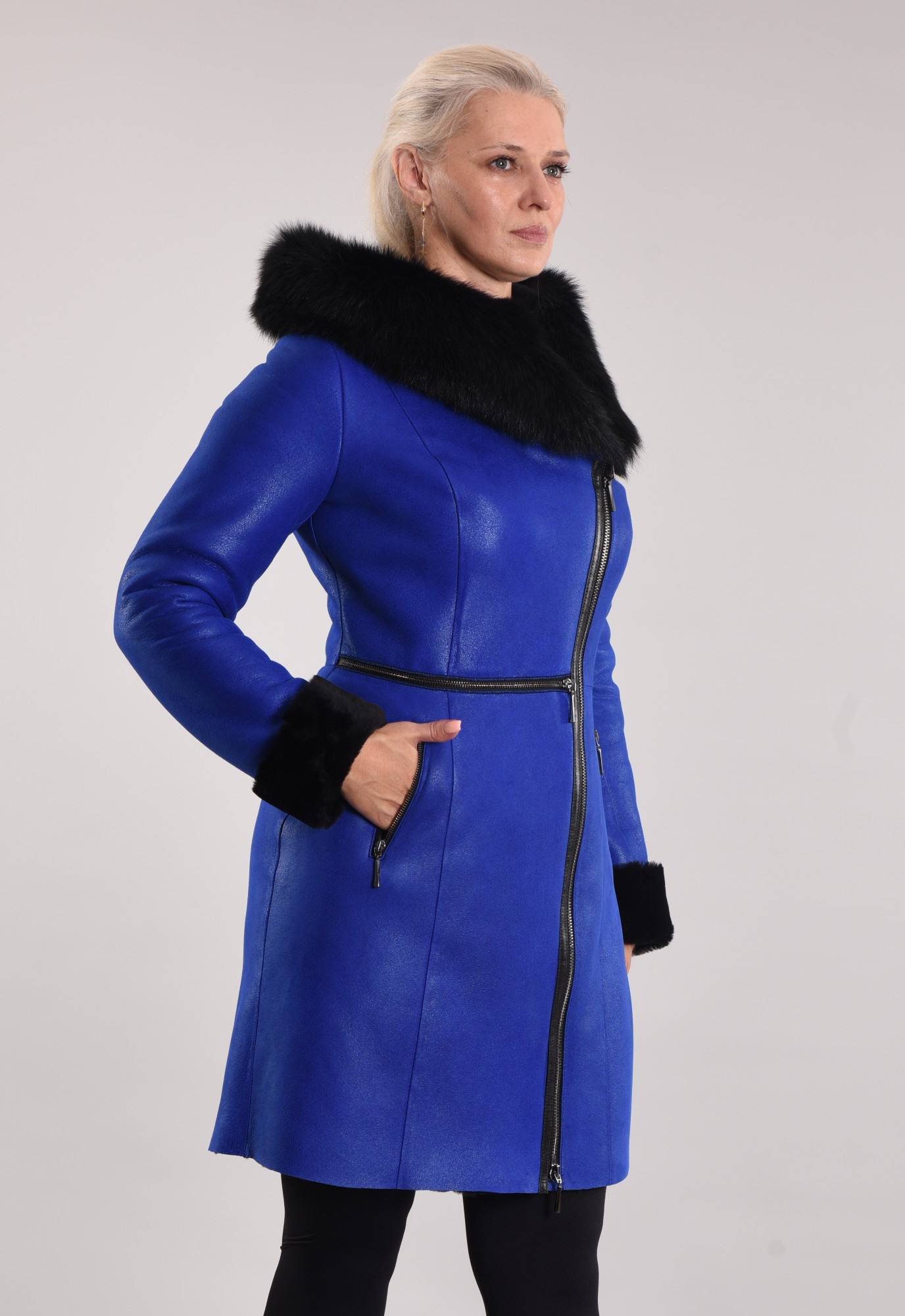 Дублёнка с покрытием и капюшоном. По краю капюшона тоскана