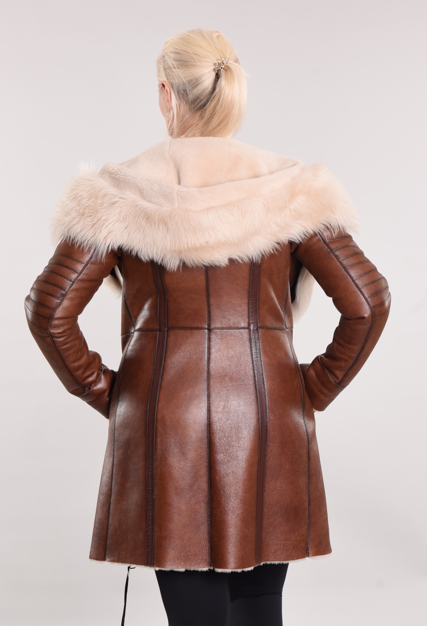 Дублёнка приталенная с капюшоном по краю тоскана