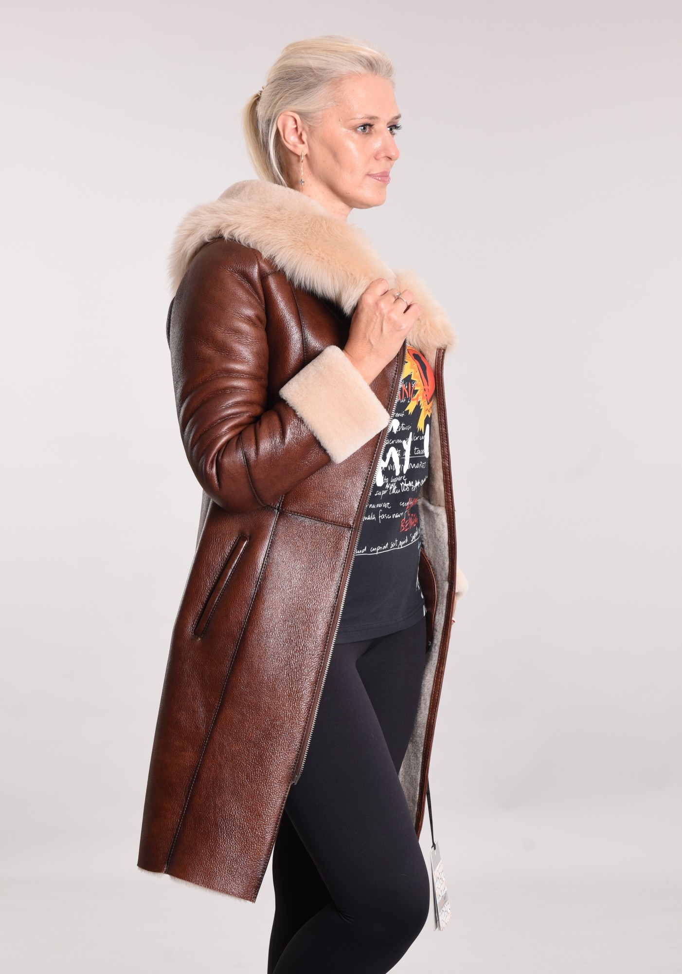 Дублёнка с покрытием, по краю капюшона тоскана