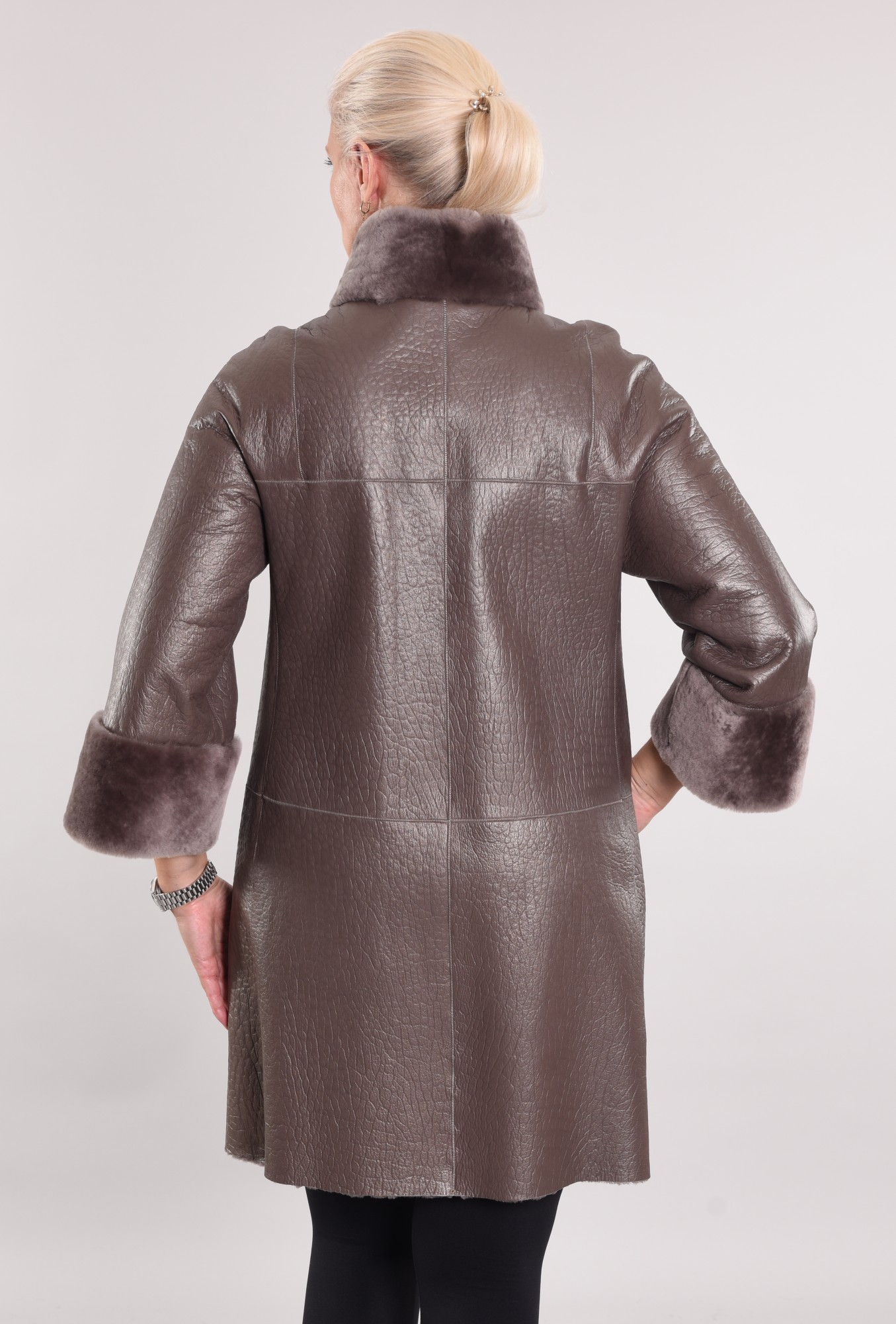 Астраган с покрытием. Воротник и манжеты мутон