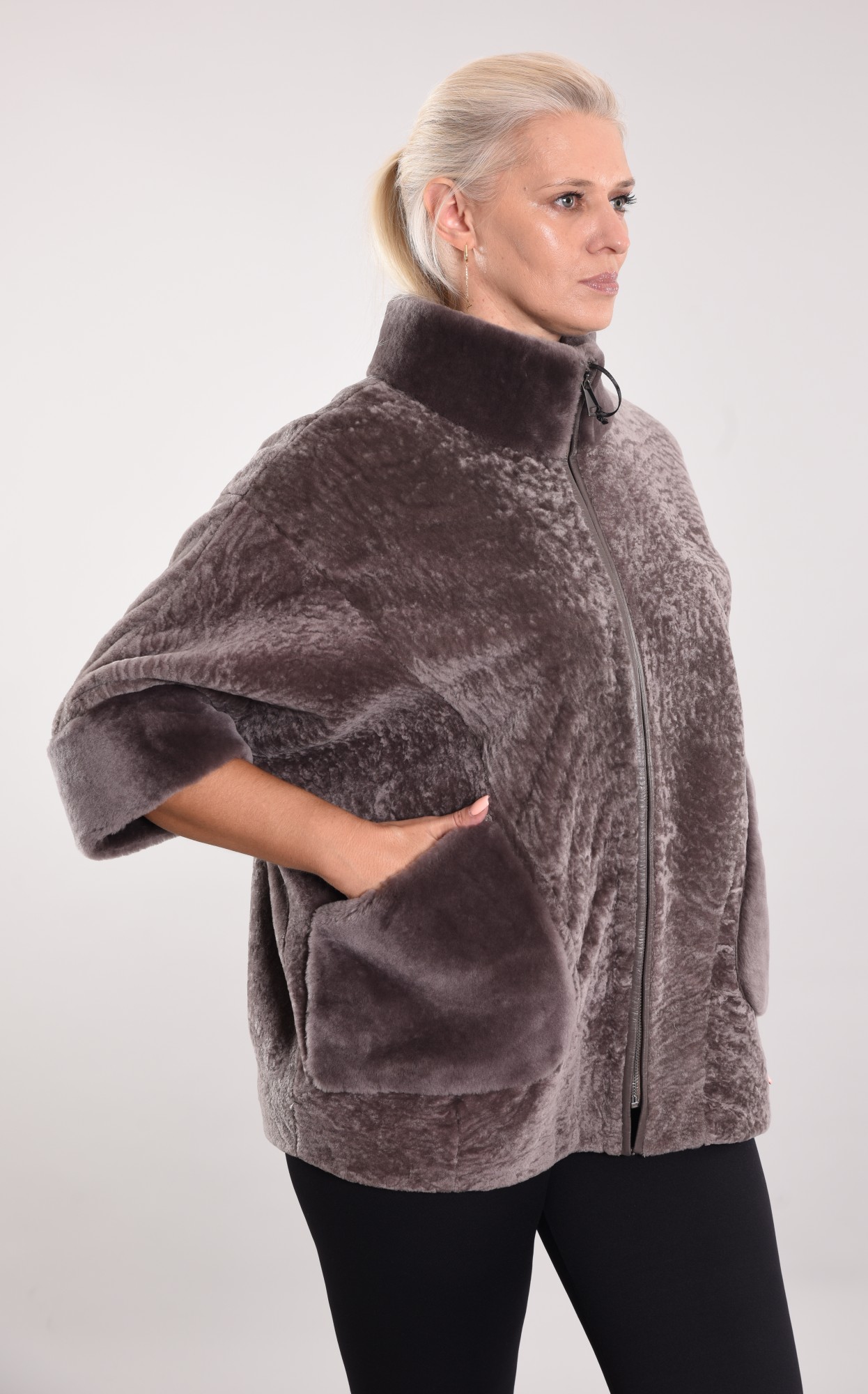 Астраган на подкладе. Манжеты, воротник и накладные карманы мутон