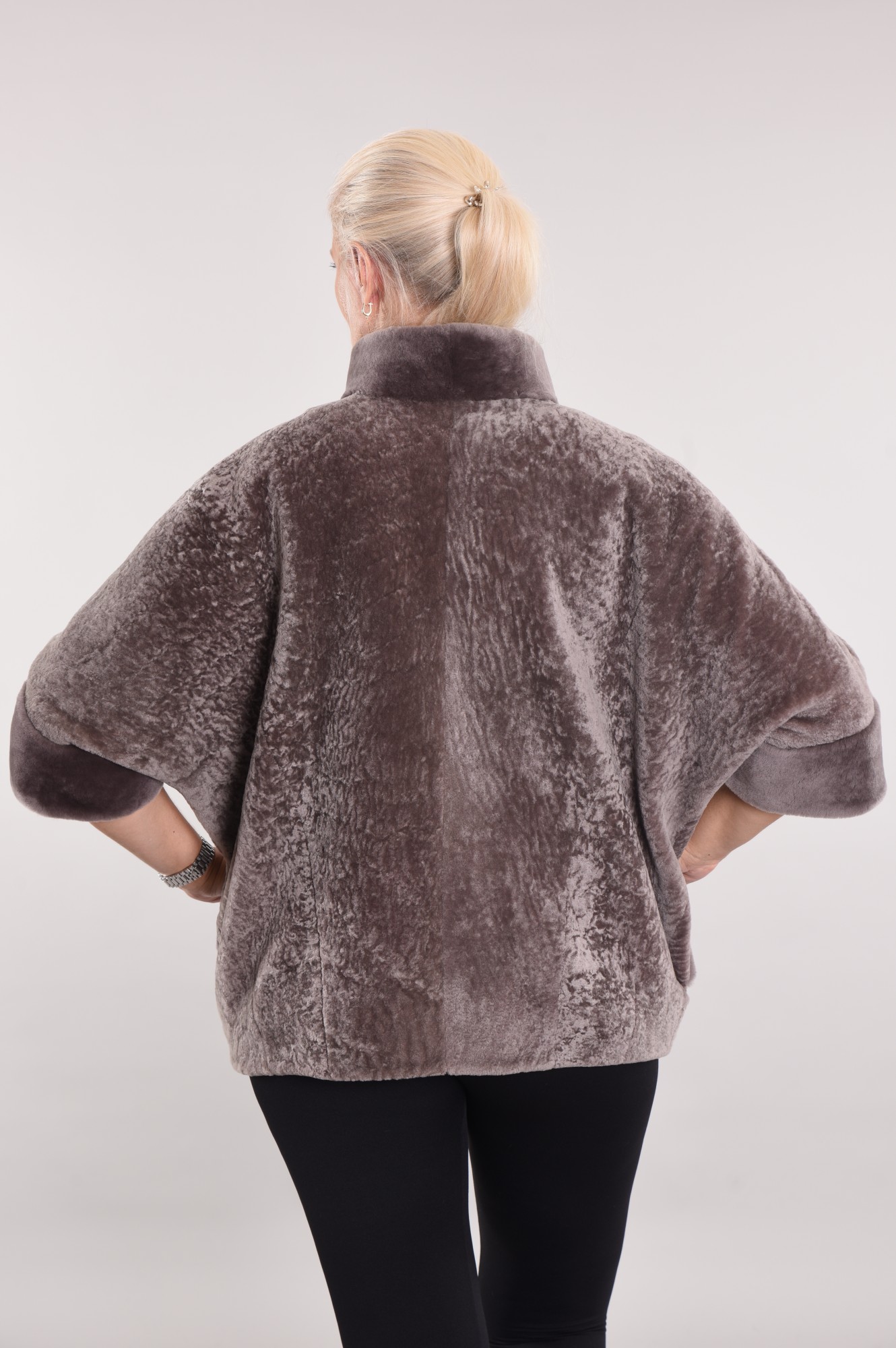 Астраган на подкладе. Манжеты, воротник и накладные карманы мутон