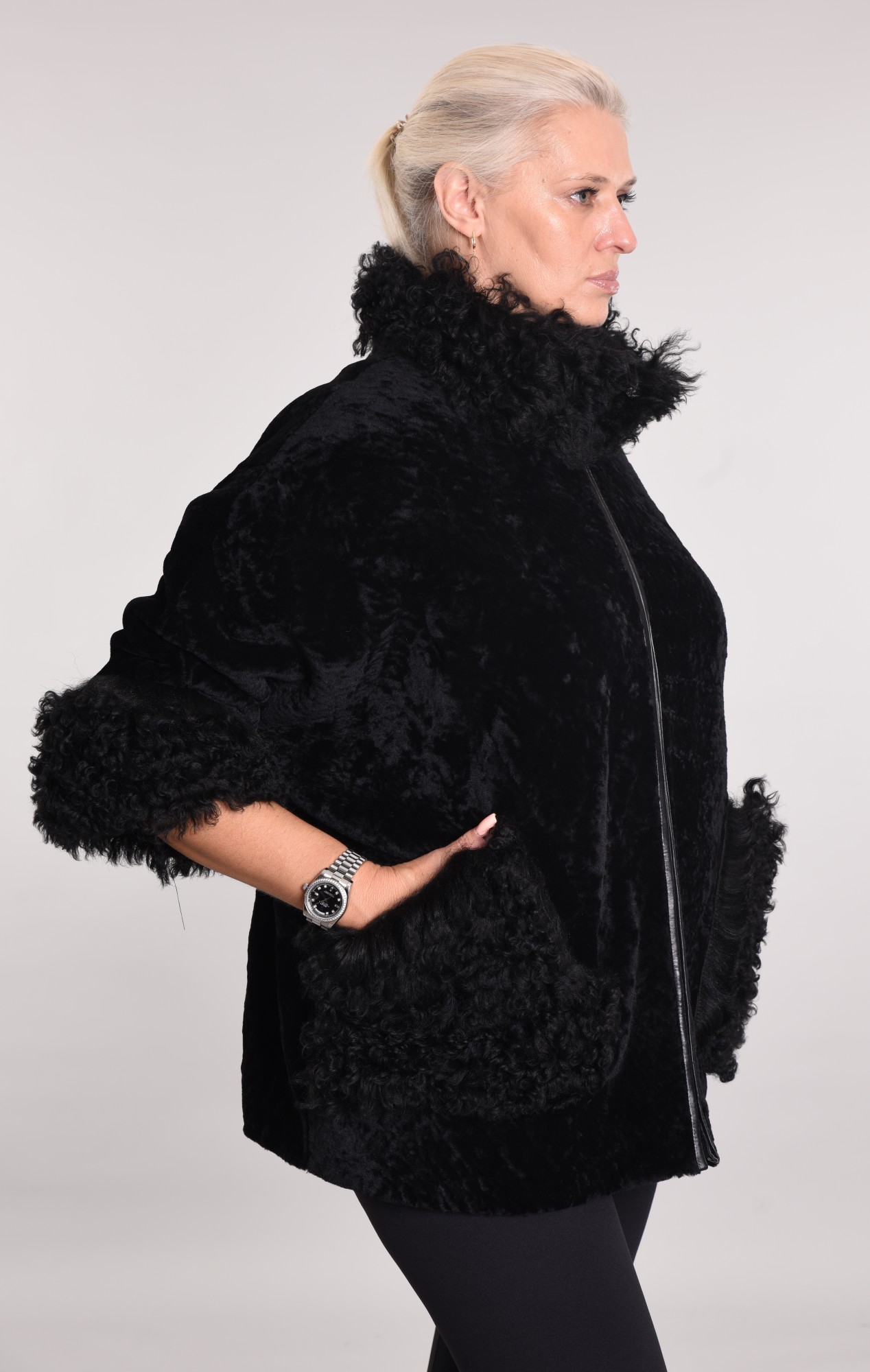 Астраган на подкладе. Манжеты, воротник и накладные карманы мутон