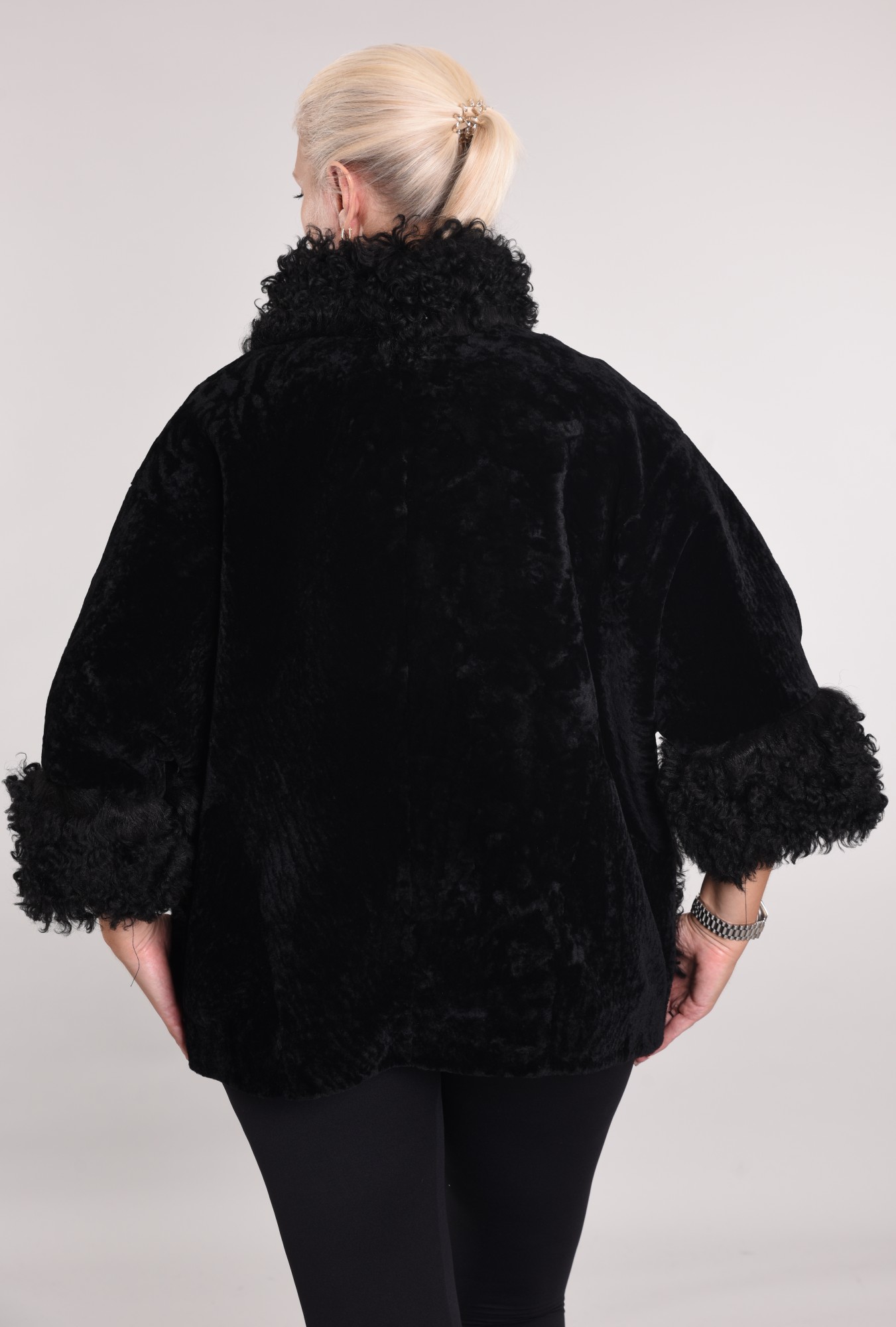 Астраган на подкладе. Манжеты, воротник и накладные карманы мутон