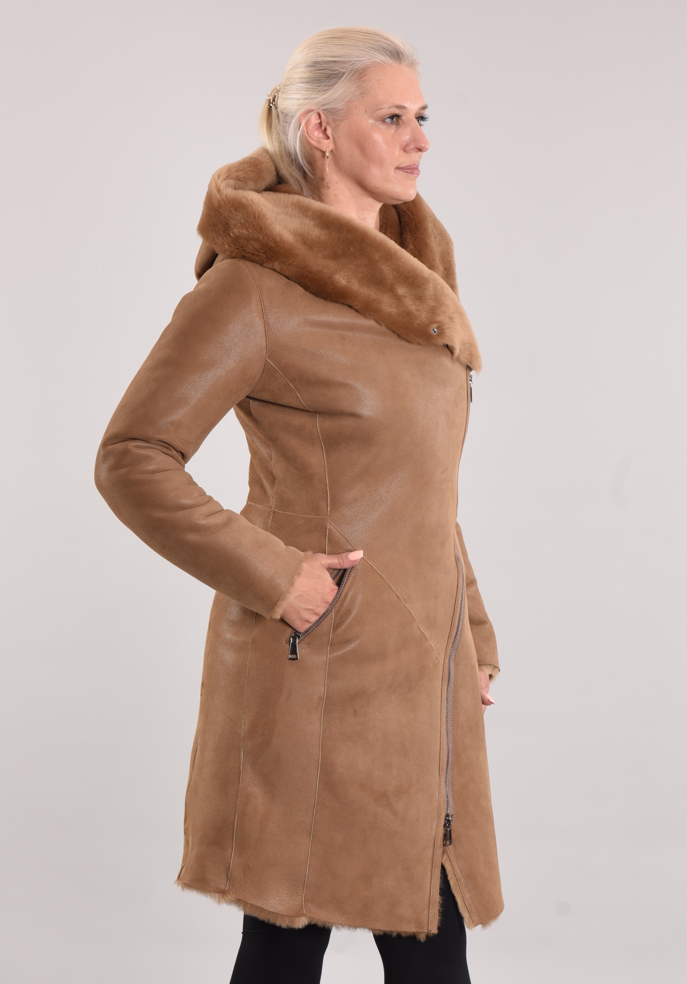 Дублёнка приталенная с капюшоном