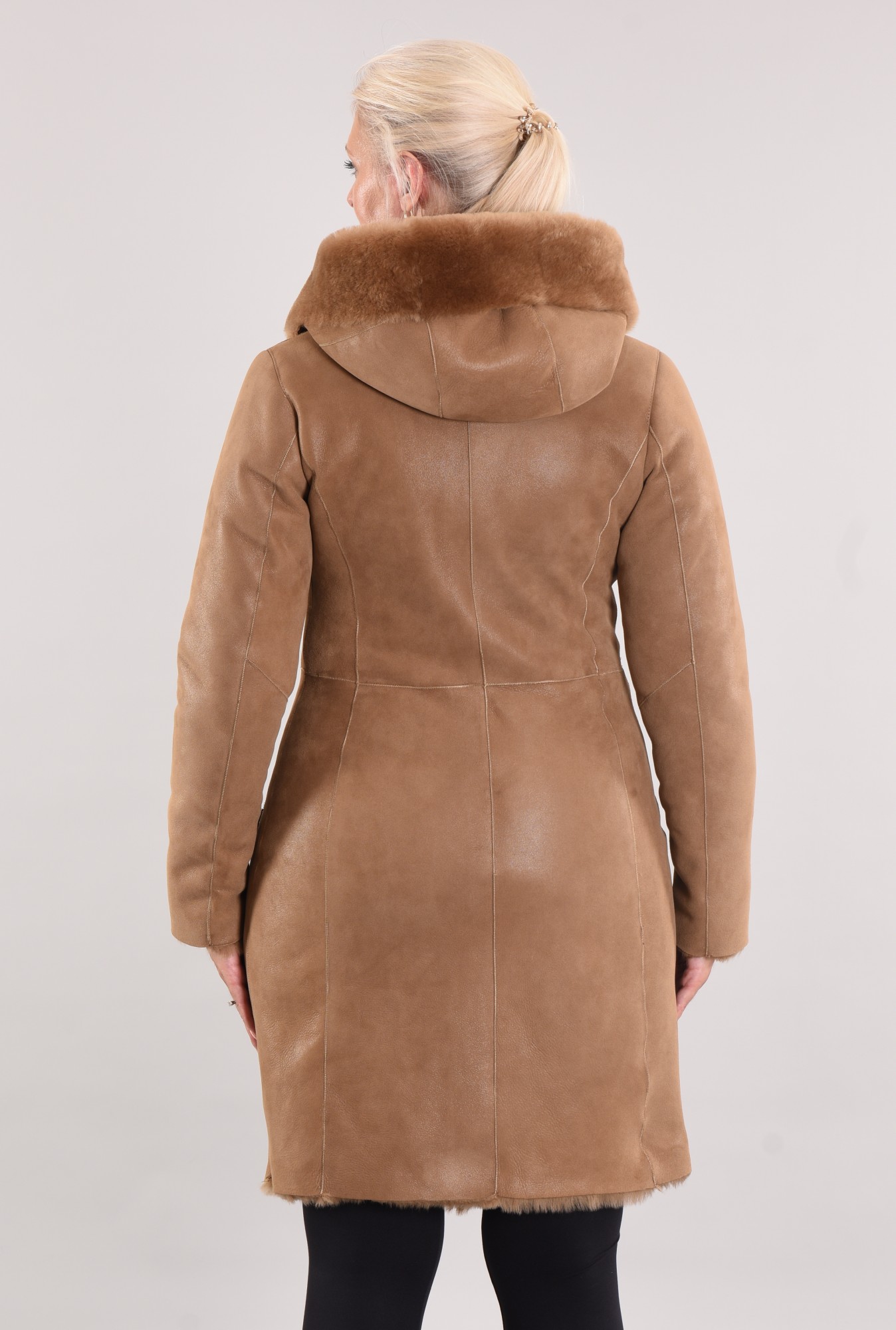 Дублёнка приталенная с капюшоном