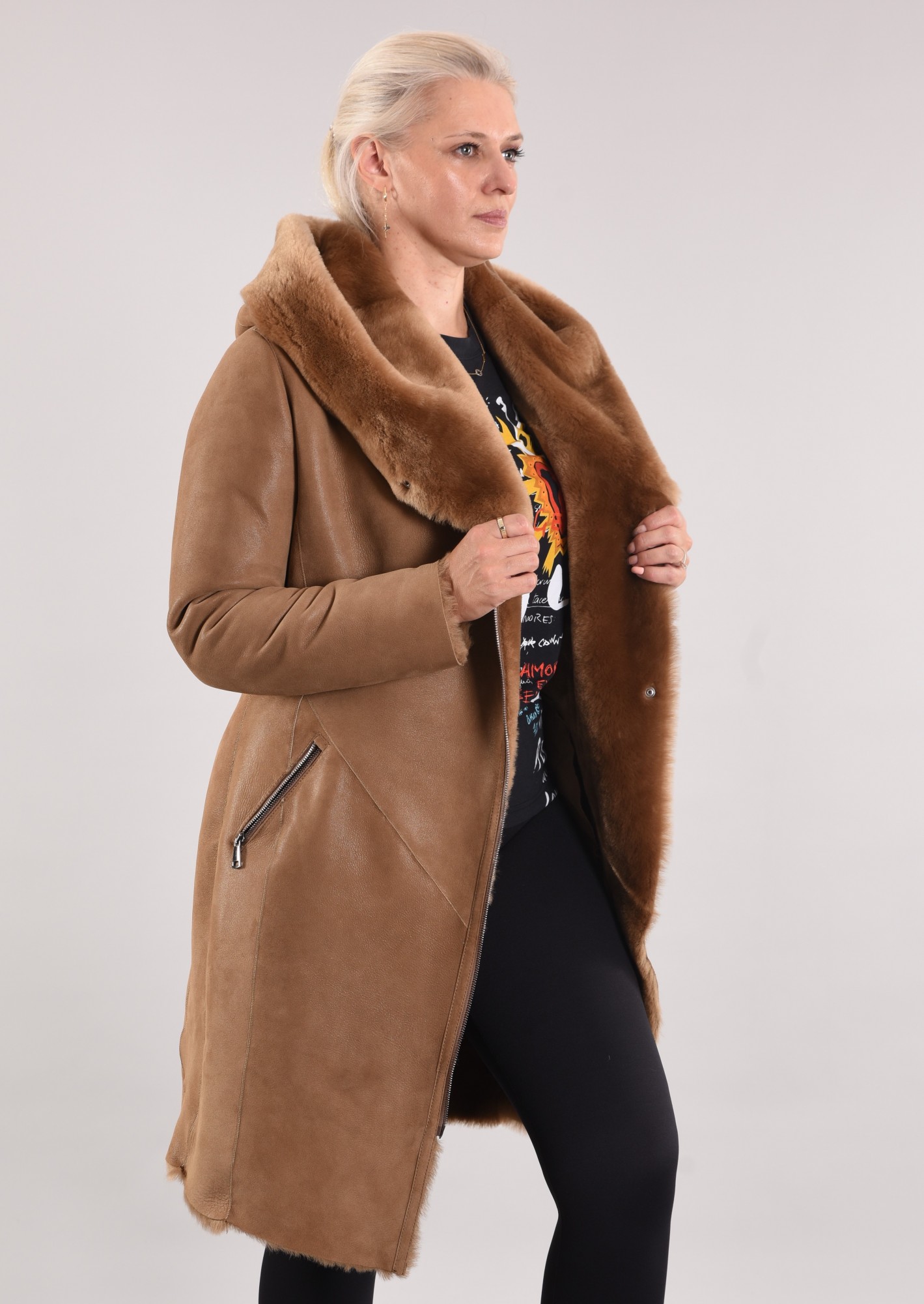 Дублёнка приталенная с капюшоном