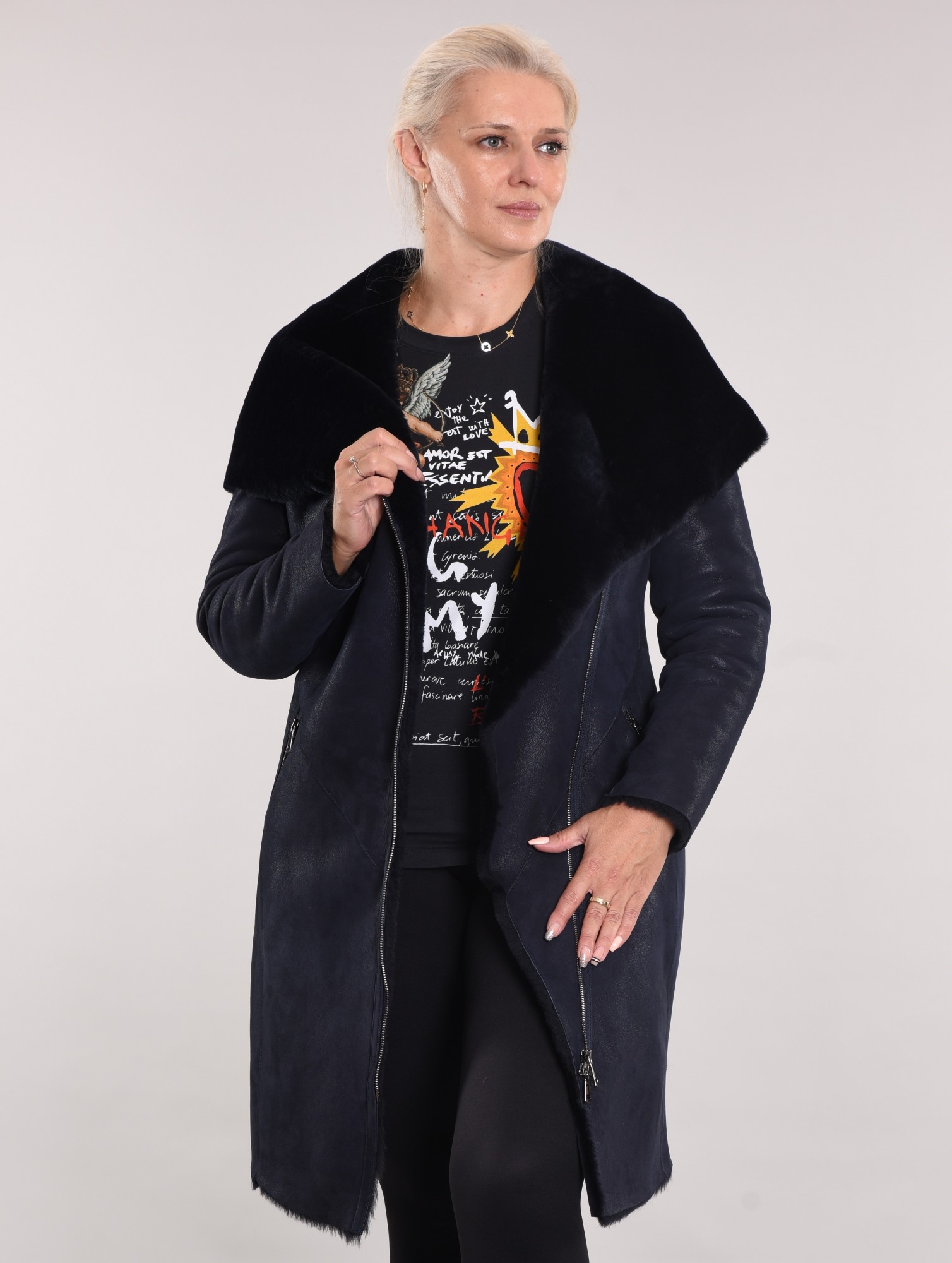 Дублёнка приталенная с капюшоном