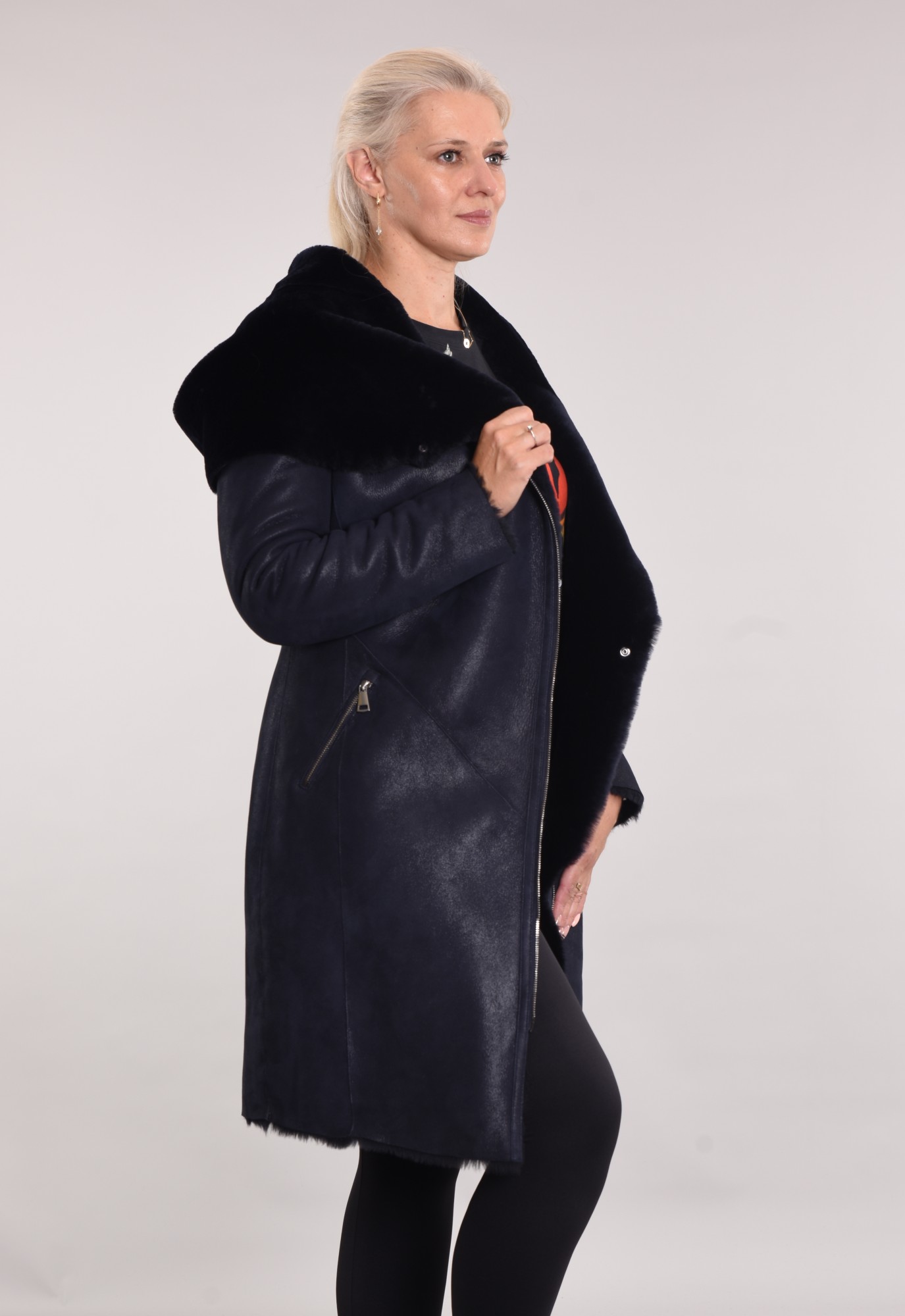 Дублёнка приталенная с капюшоном