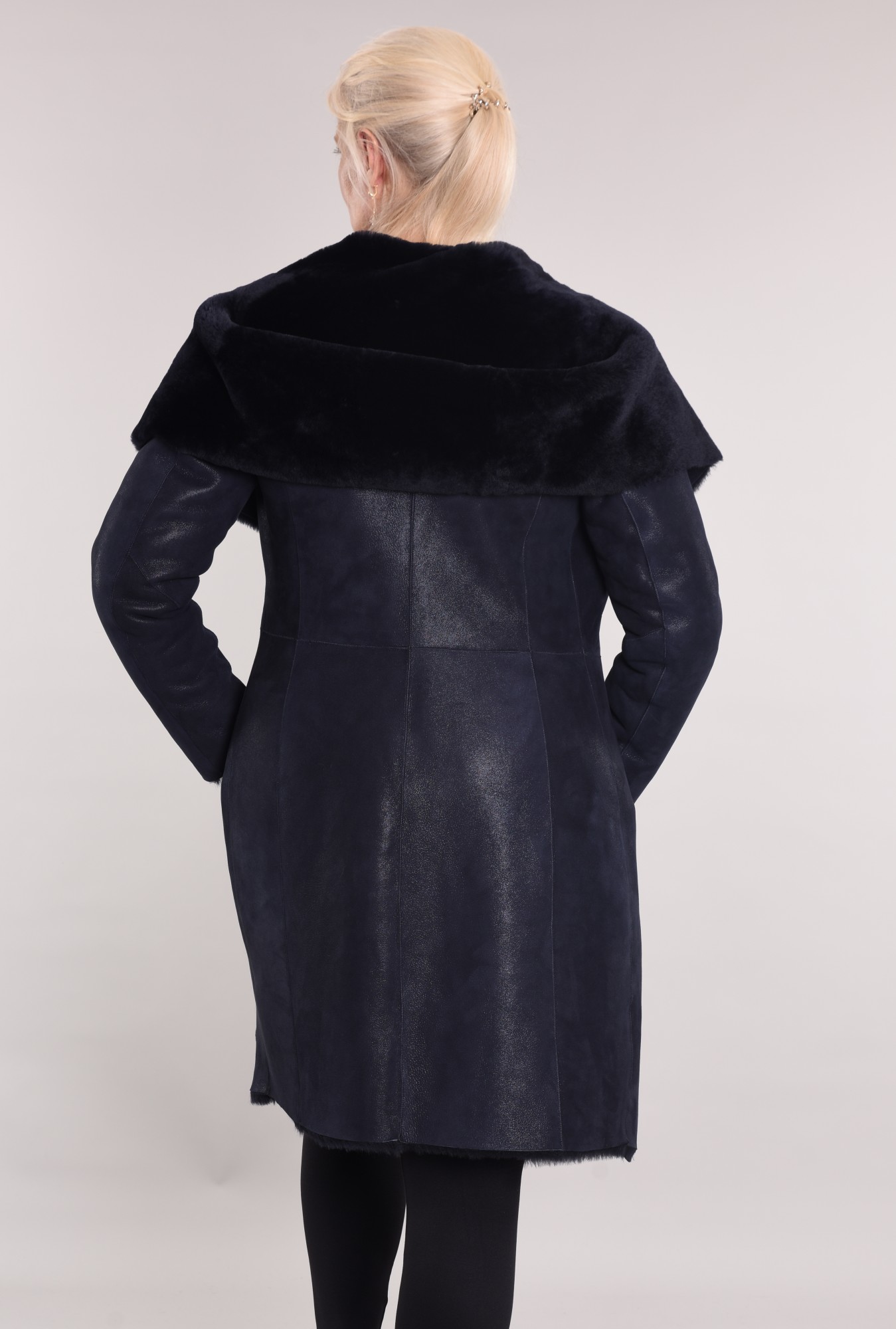 Дублёнка приталенная с капюшоном