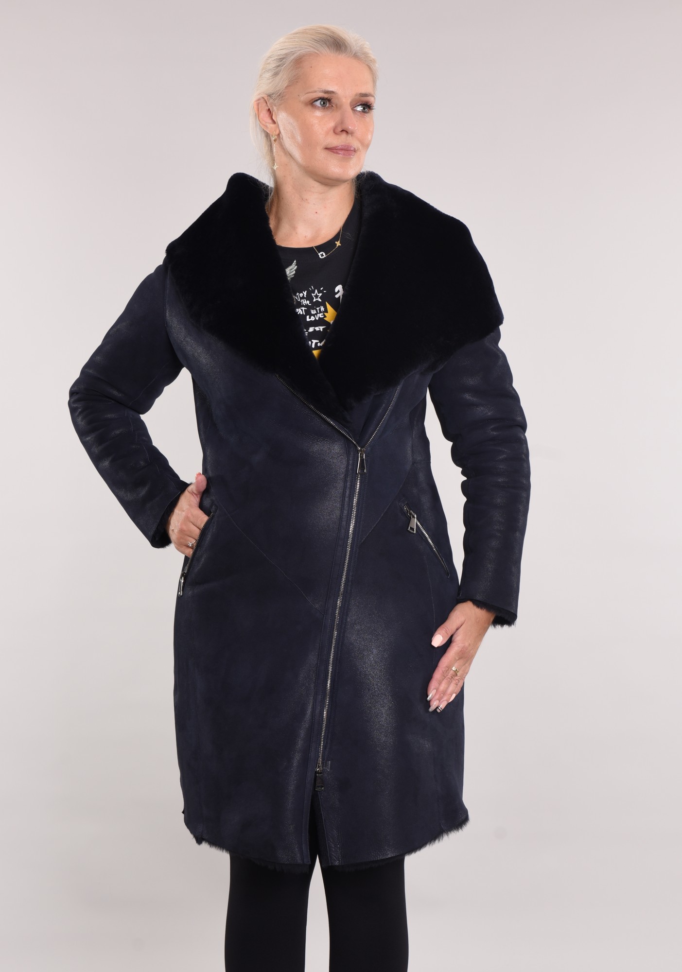 Дублёнка приталенная с капюшоном