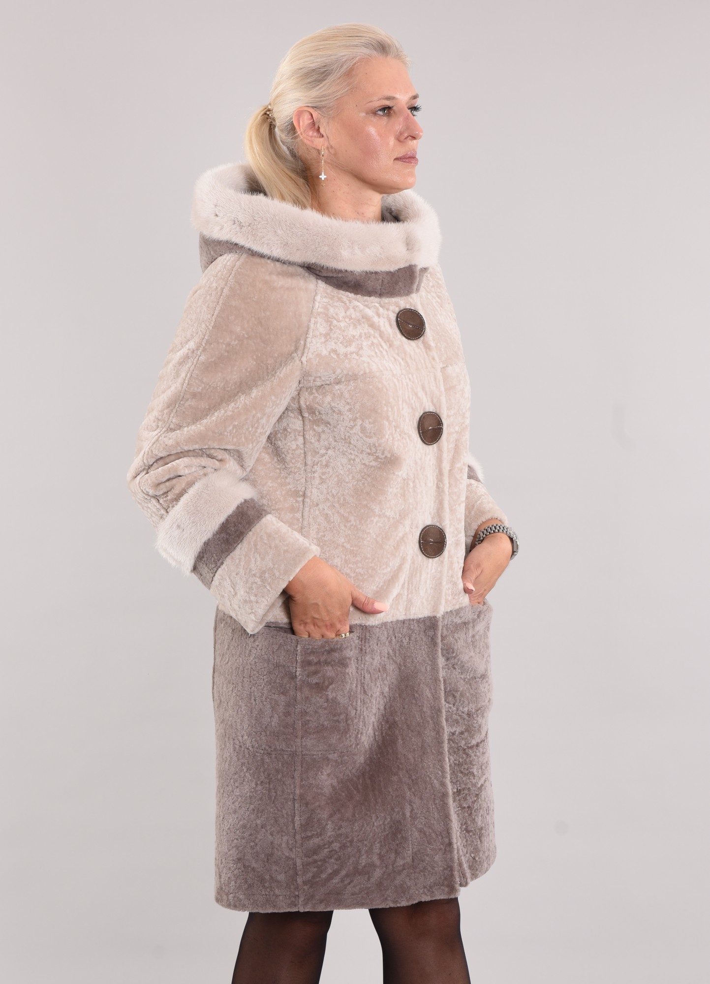 Астраган двусторонний по краю капюшона норка