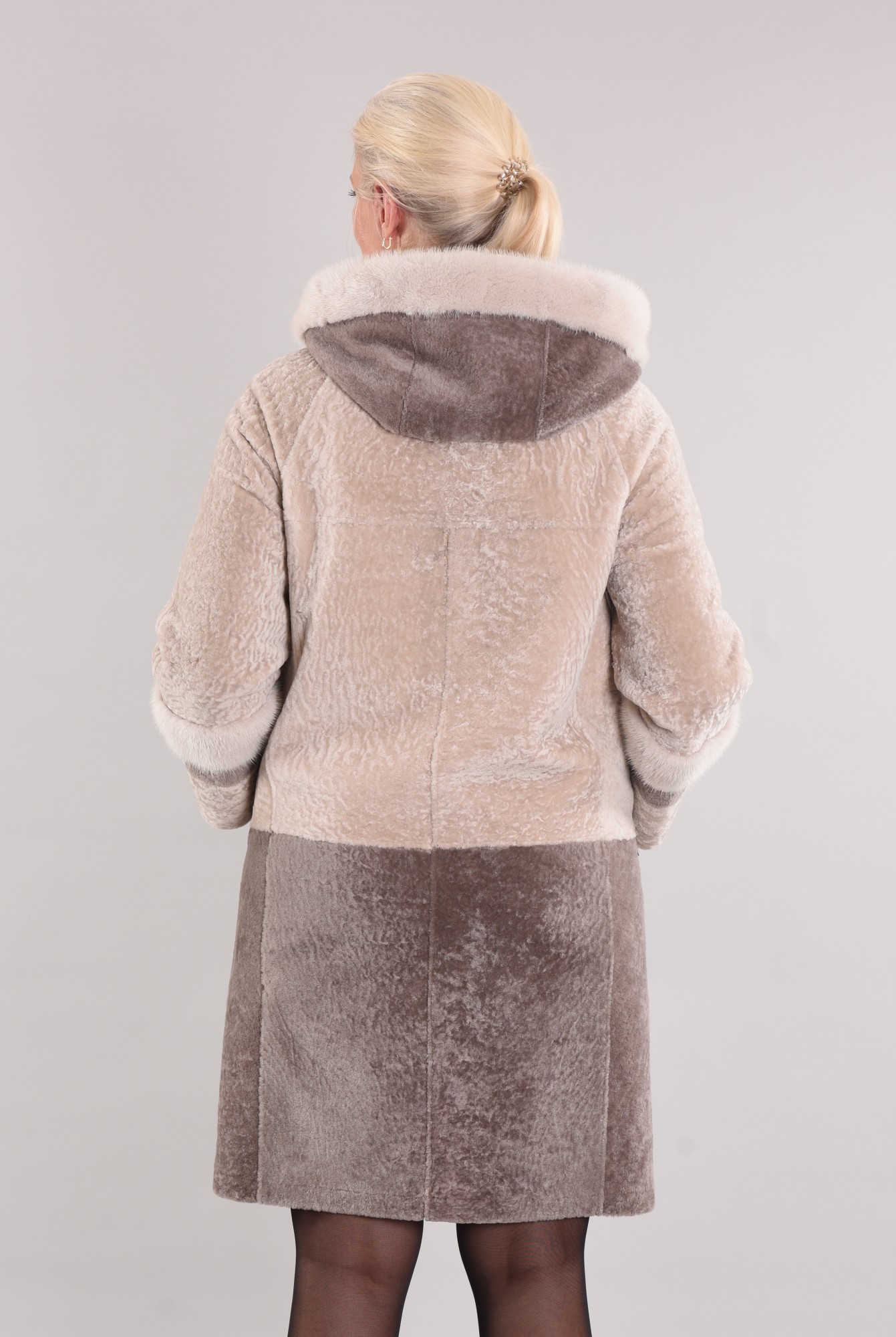 Астраган двусторонний по краю капюшона норка