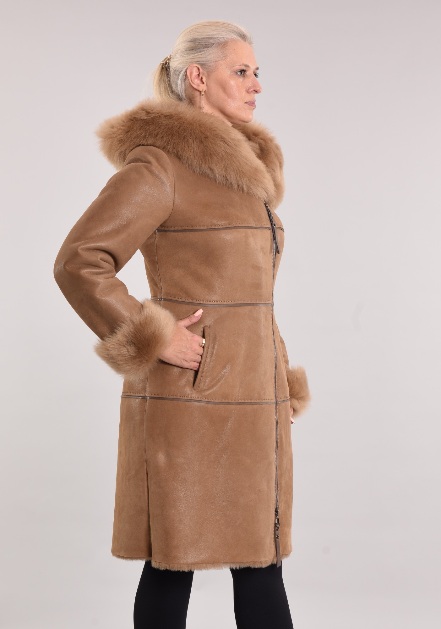 Дублёнка приталенная. Капюшон и манжеты тоскана