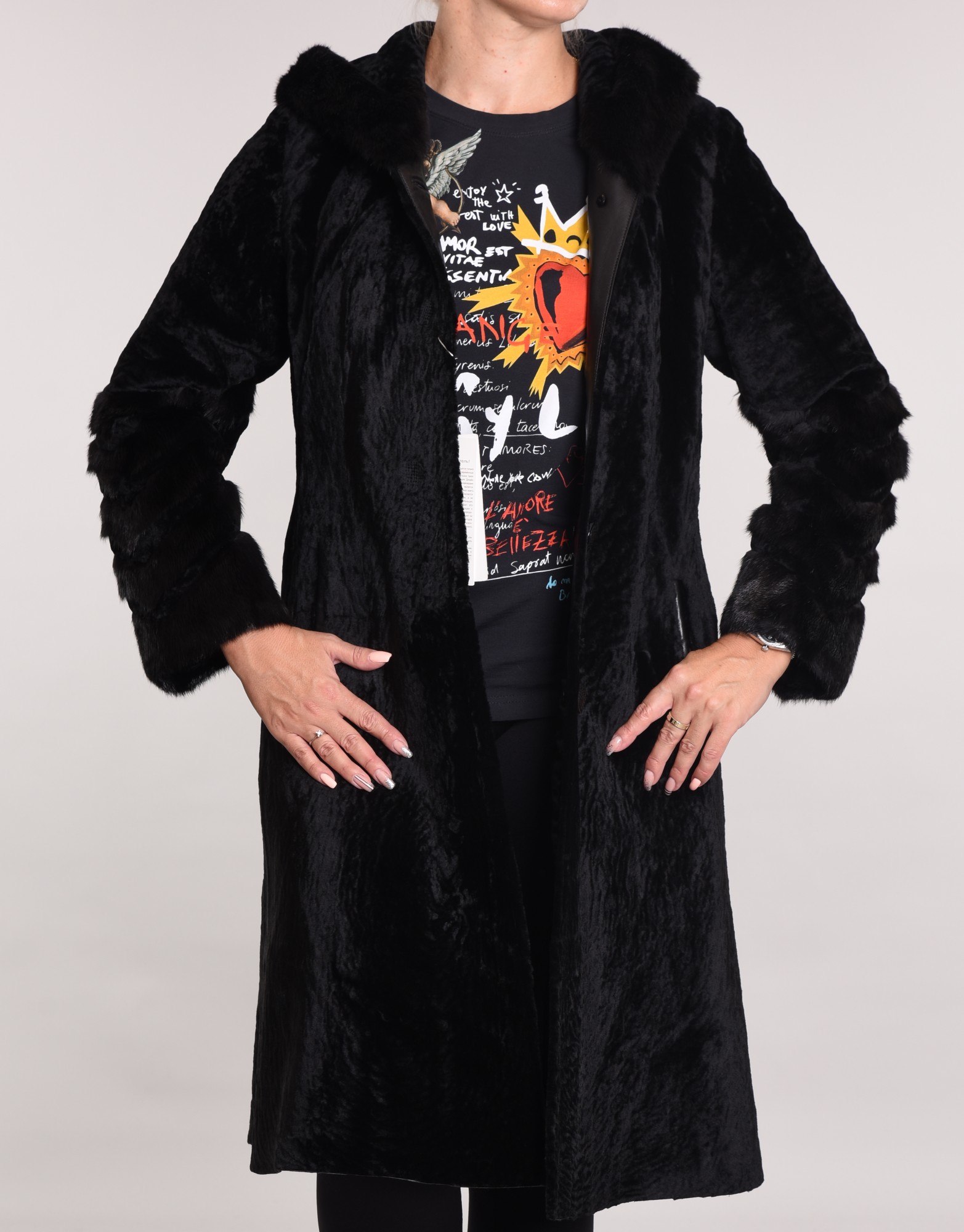 Астраган на подкладе, по капюшону и рукавам норка