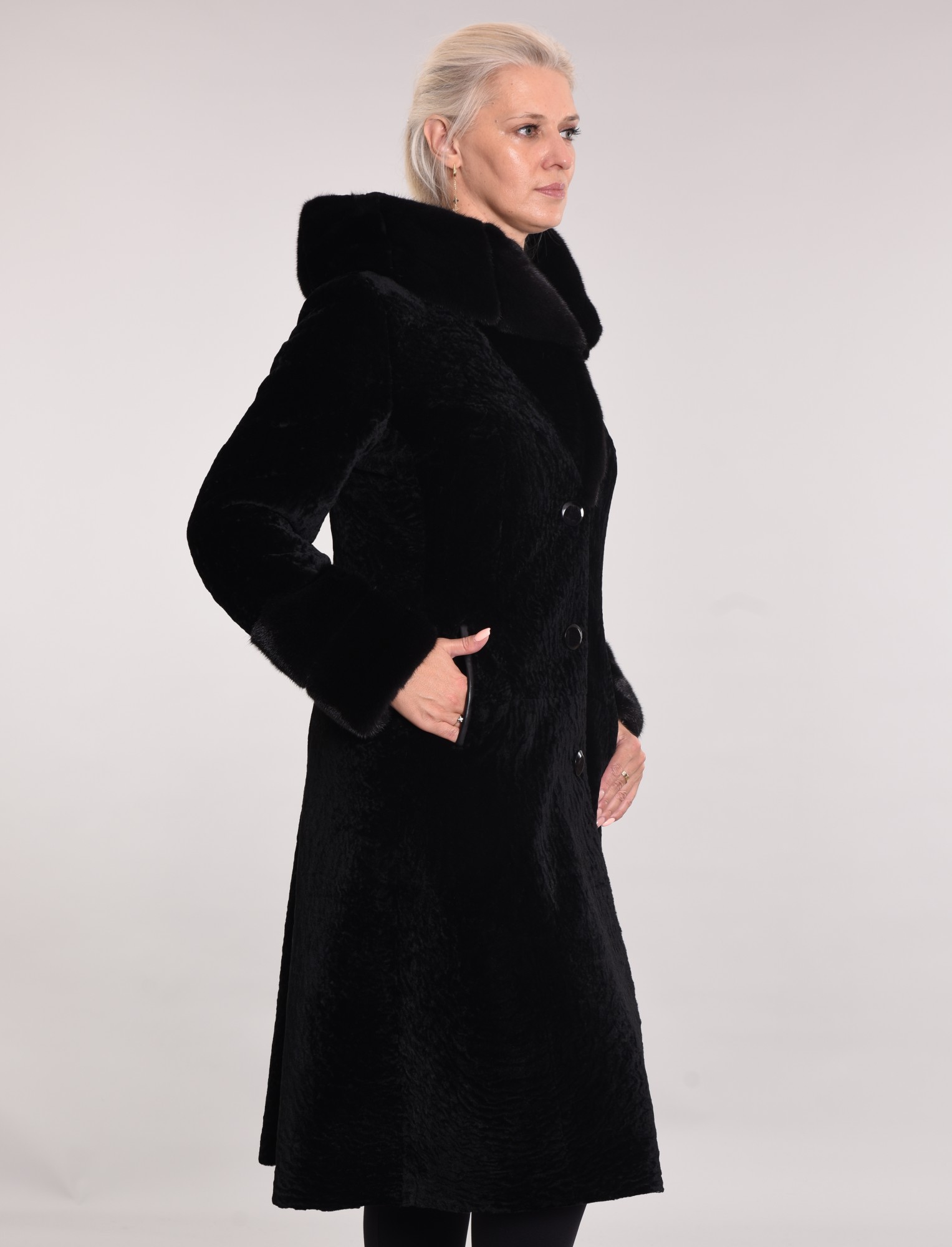 Астраган на подкладе, манжет и по капюшону норка