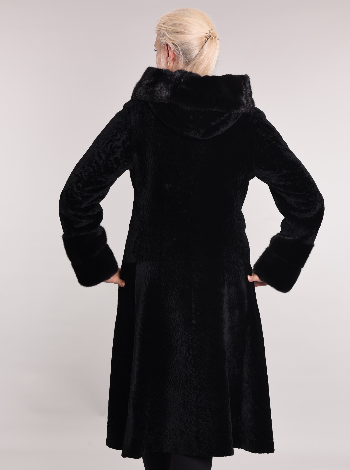 Астраган на подкладе, манжет и по капюшону норка