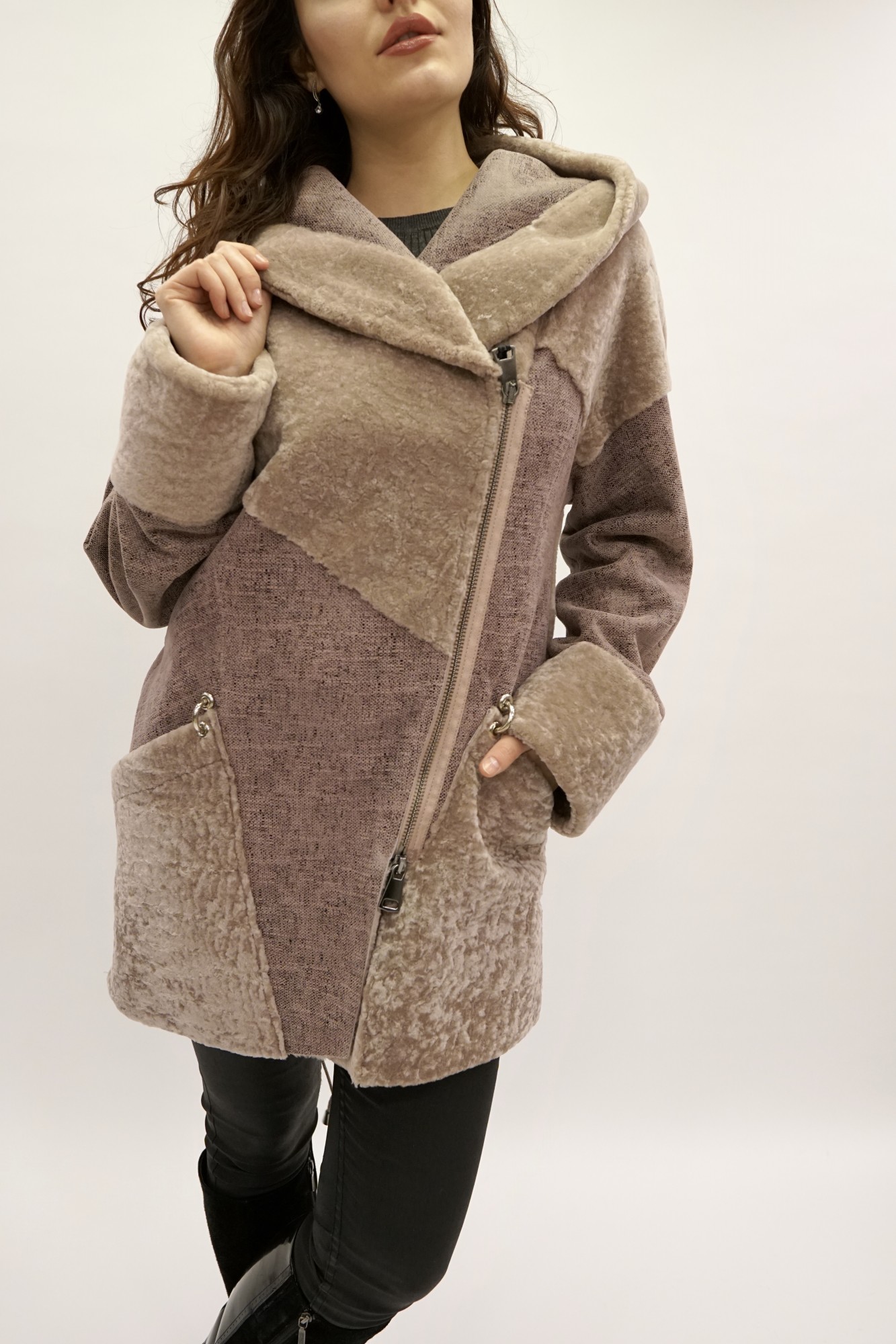 Астраган с покрытием и капюшоном