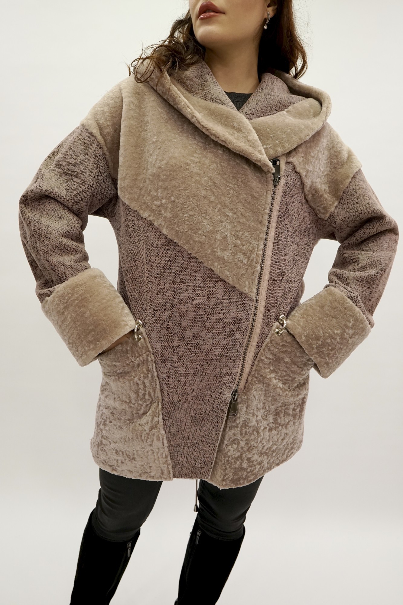 Астраган с покрытием и капюшоном