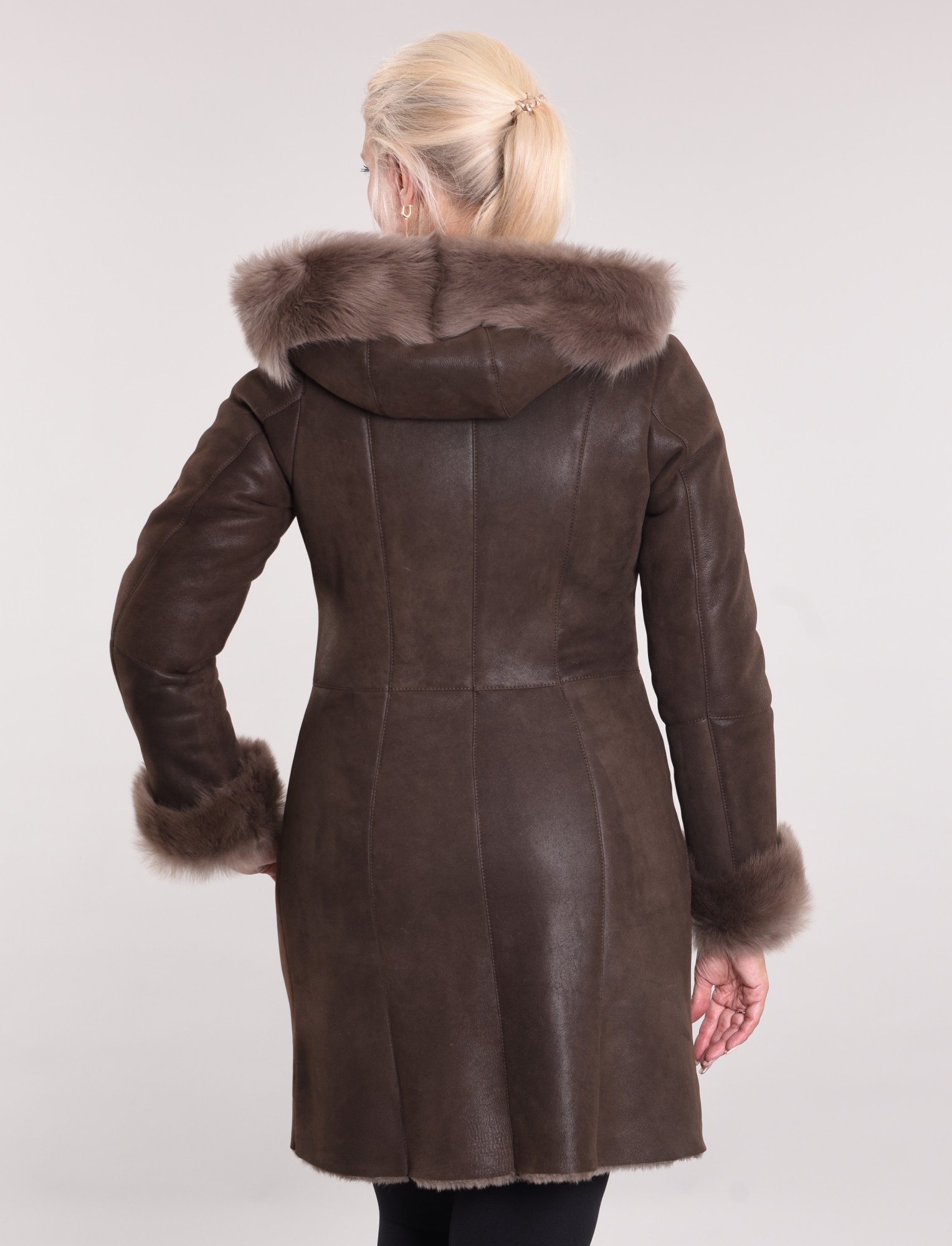 Fitted sheepskin coat with a hood. Toscana hood and cuff