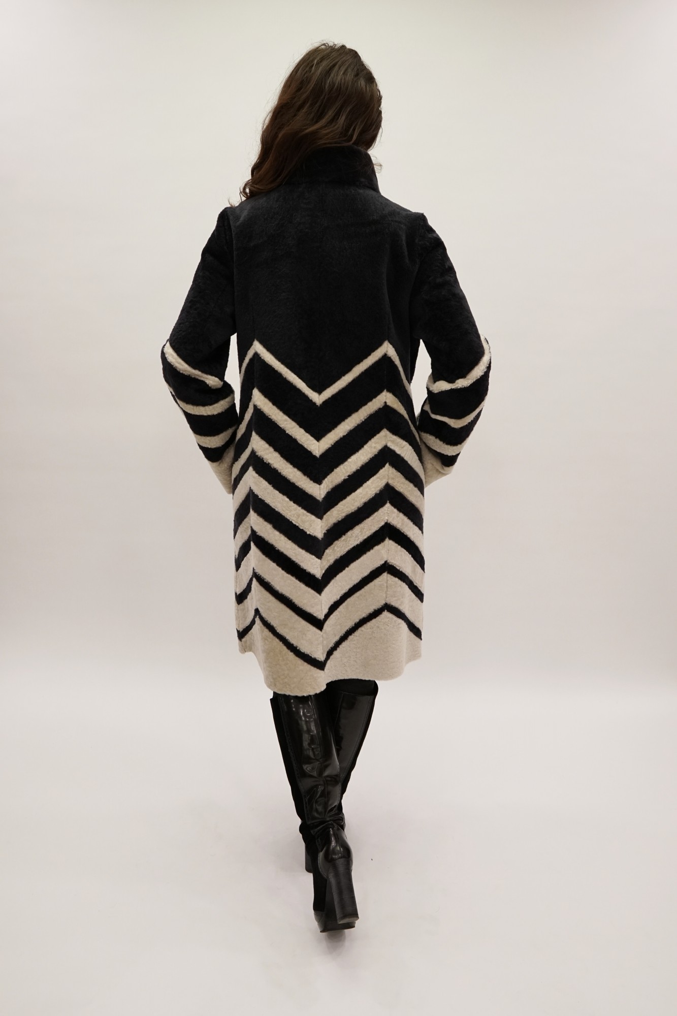 Астраган двусторонняя модель с покрытием, стойка воротник мутон