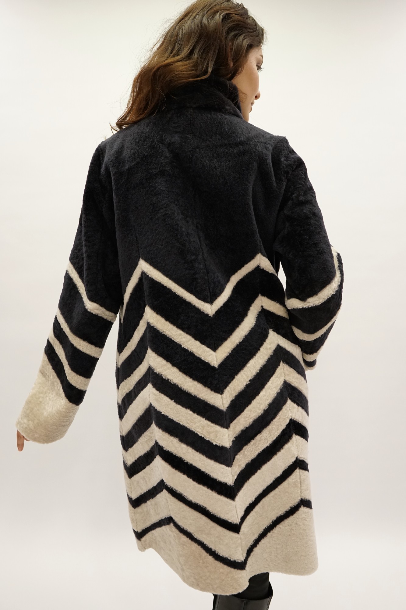 Астраган двусторонняя модель с покрытием, стойка воротник мутон