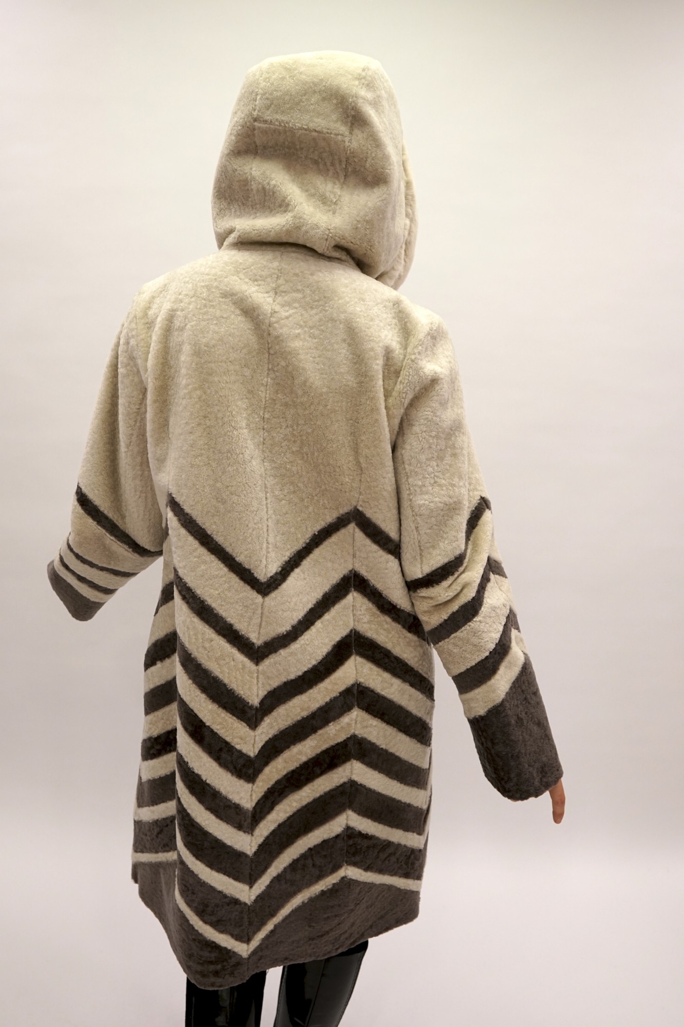 Астраган двусторонняя модель с покрытием и капюшоном, по краю капюшона Rex