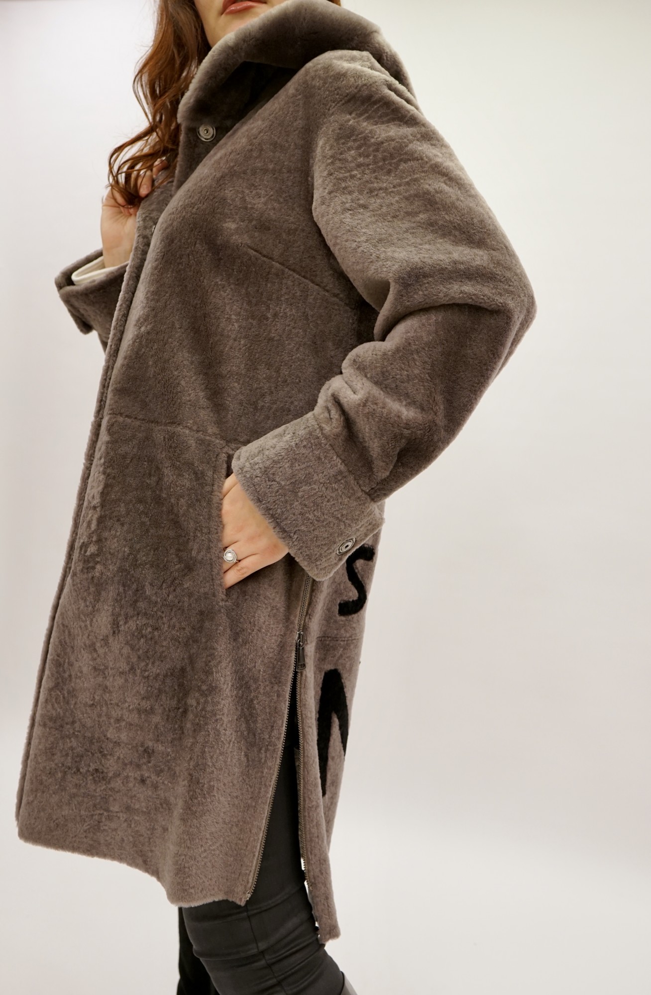 Астраган с покрытием и капюшоном