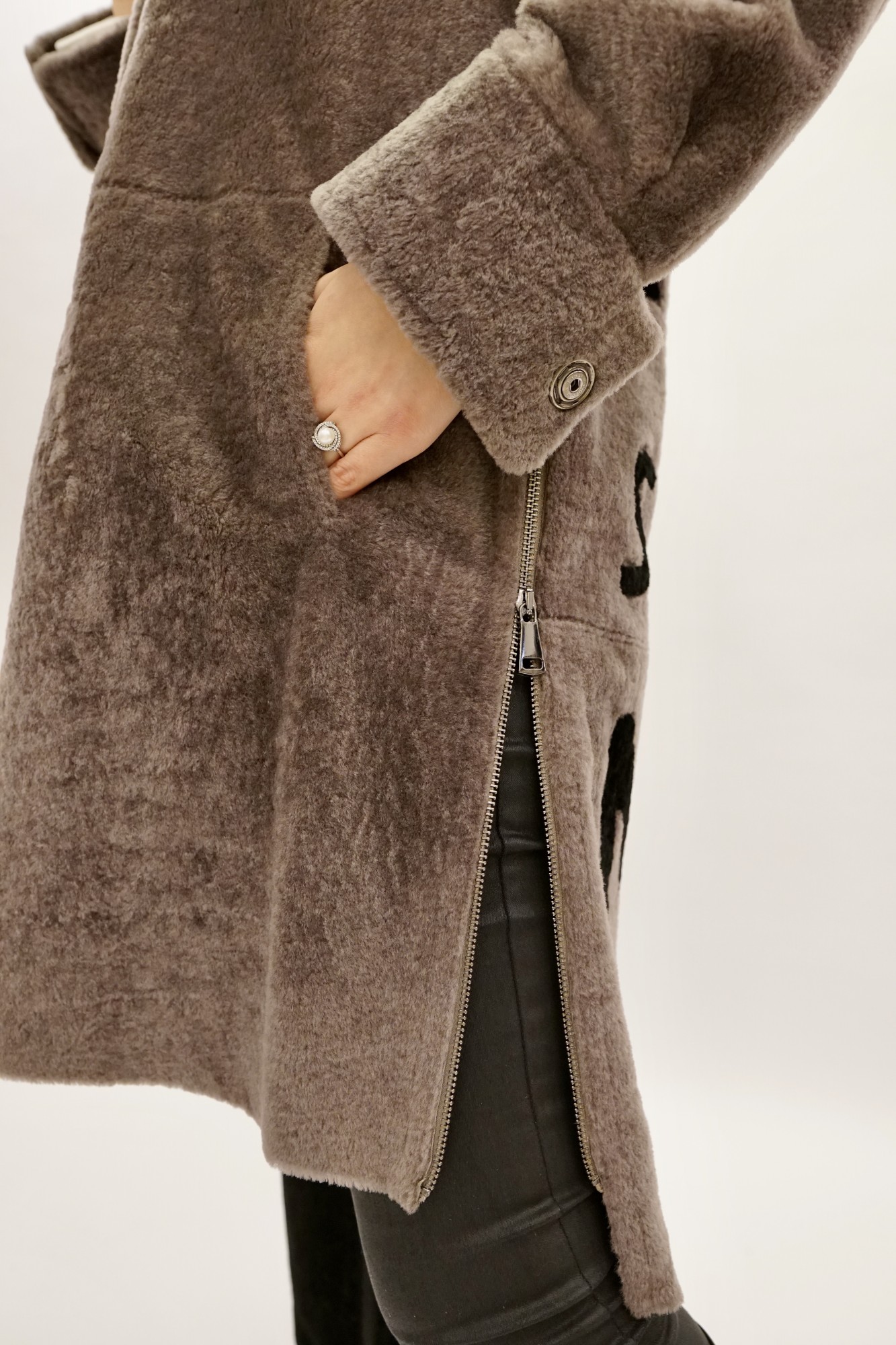 Астраган с покрытием и капюшоном