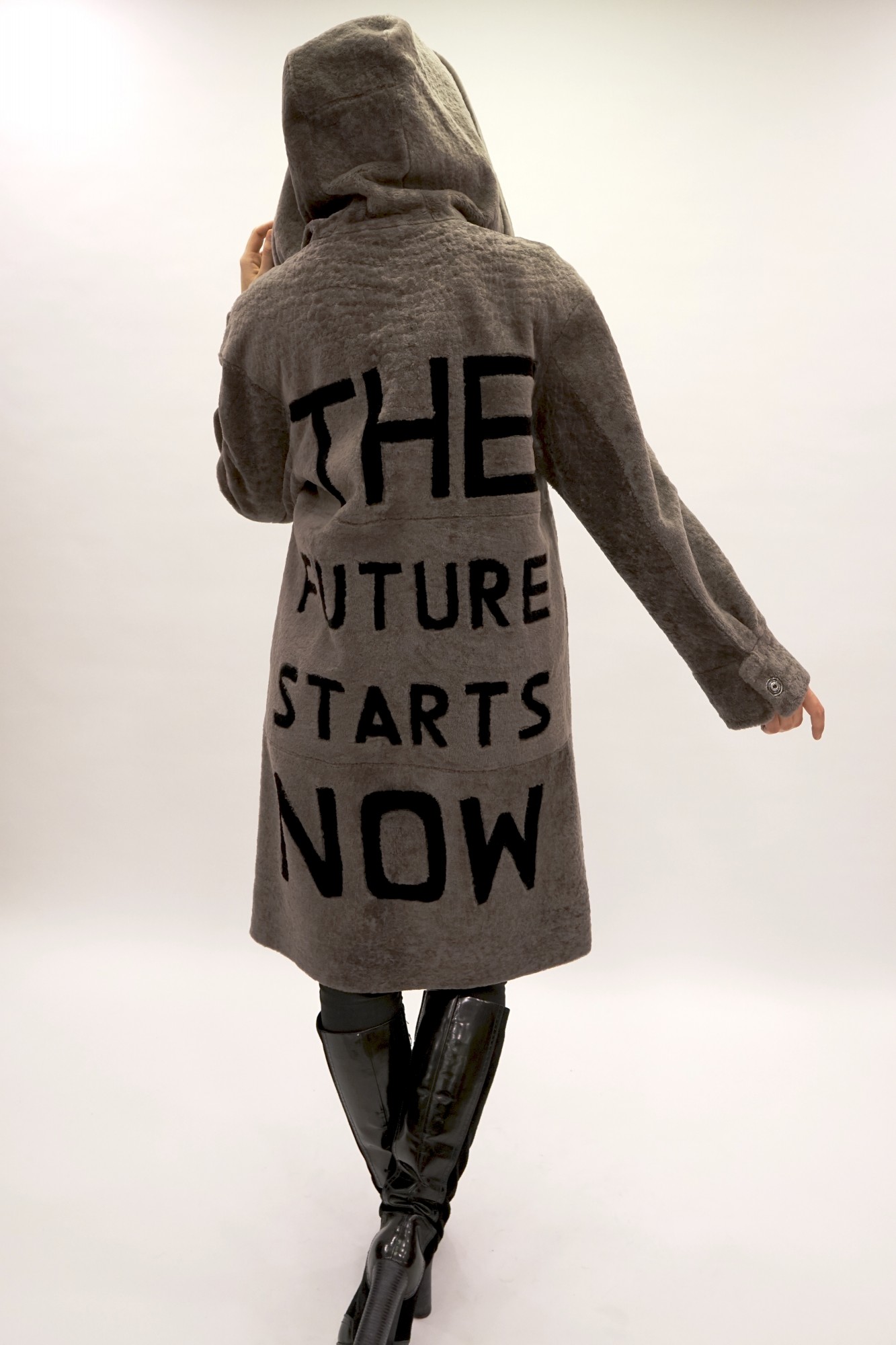 Астраган с покрытием и капюшоном