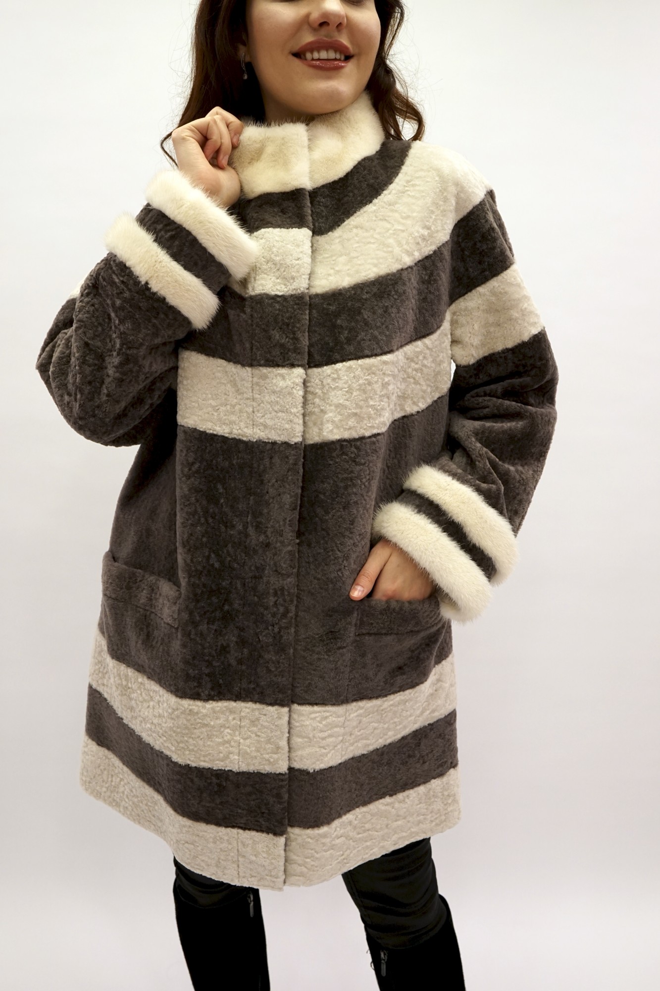 Астраган двусторонняя модель с покрытием, воротник и манжеты норка