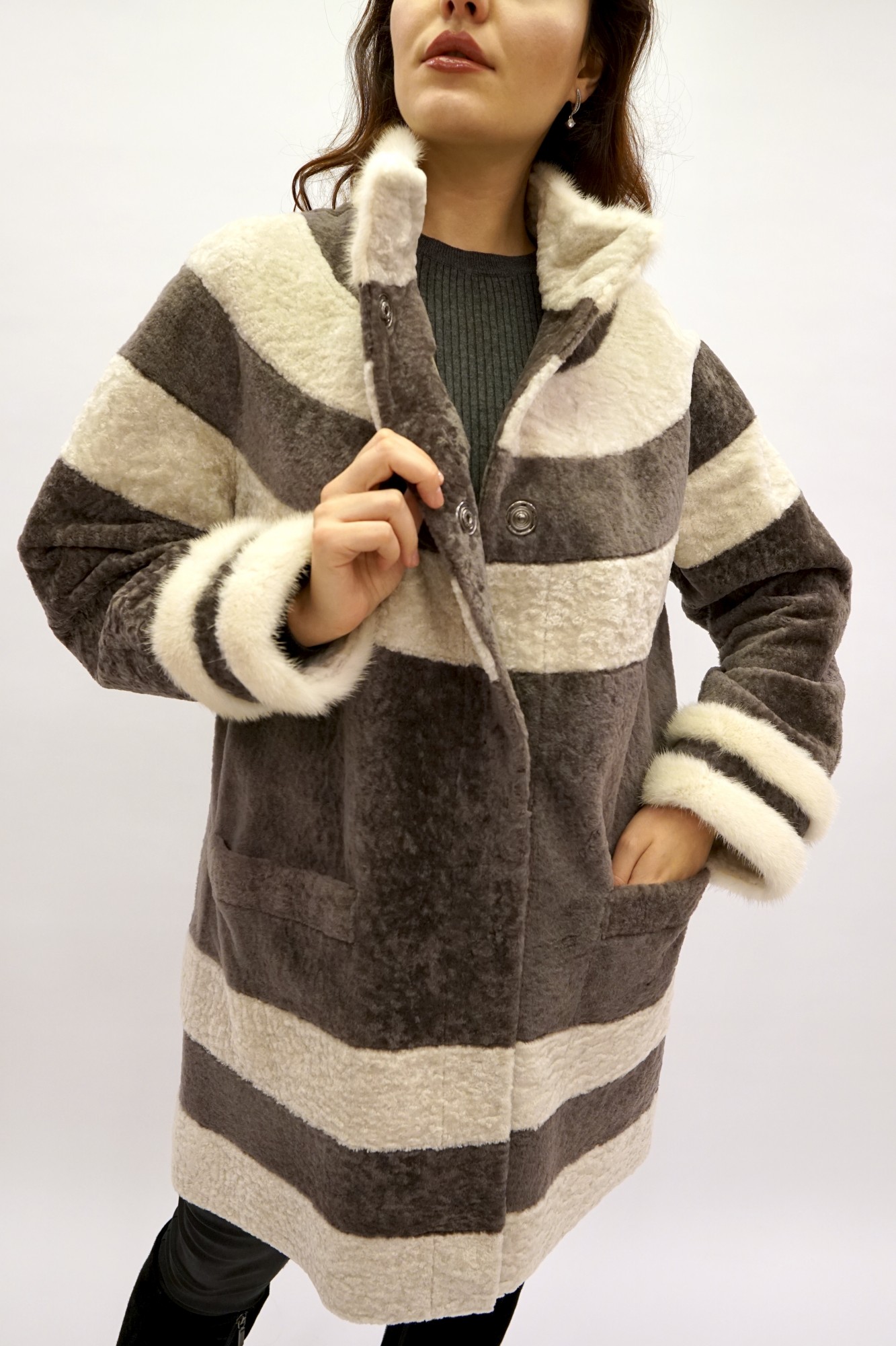 Астраган двусторонняя модель с покрытием, воротник и манжеты норка