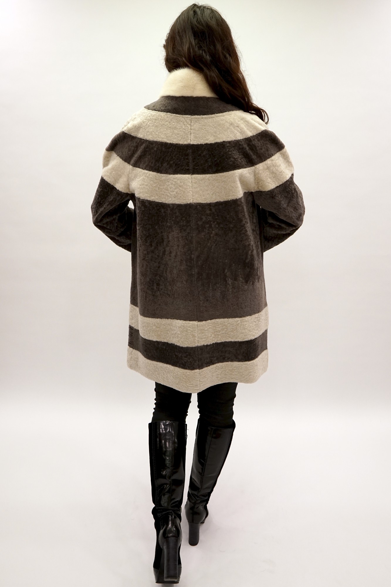 Астраган двусторонняя модель с покрытием, воротник и манжеты норка