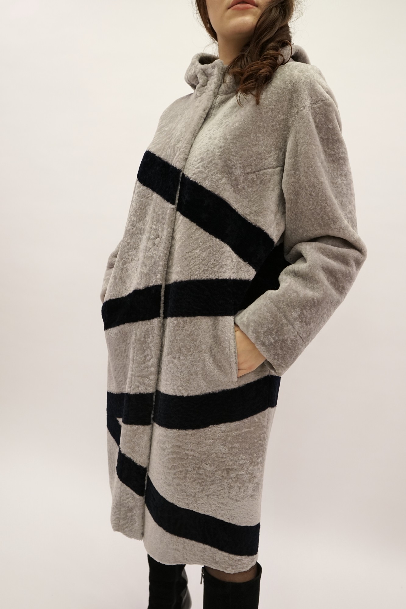 Астраган двусторонняя модель с покрытием и капюшоном