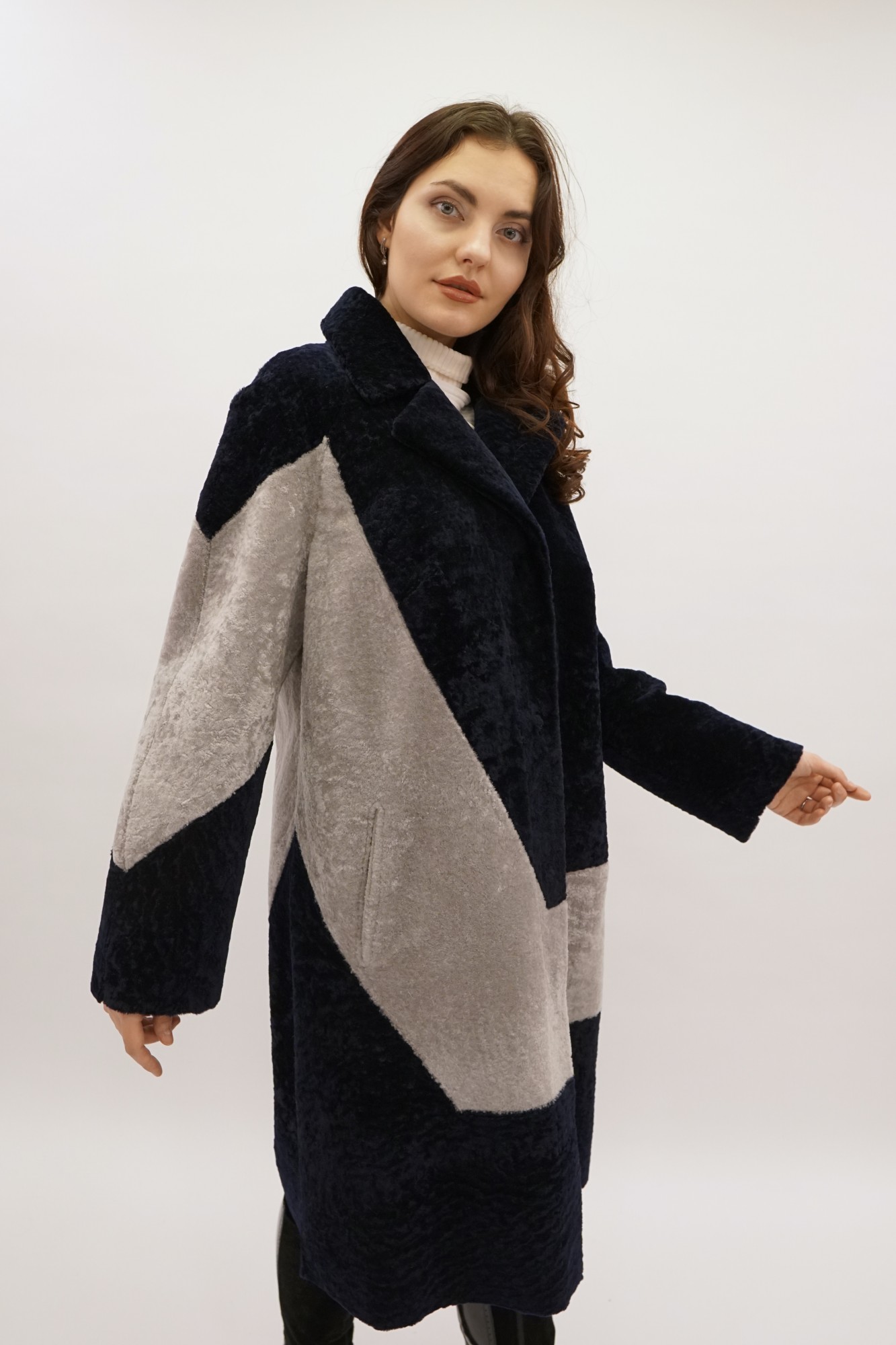 Астраган двусторонняя модель с покрытием, английский воротник. Oversize