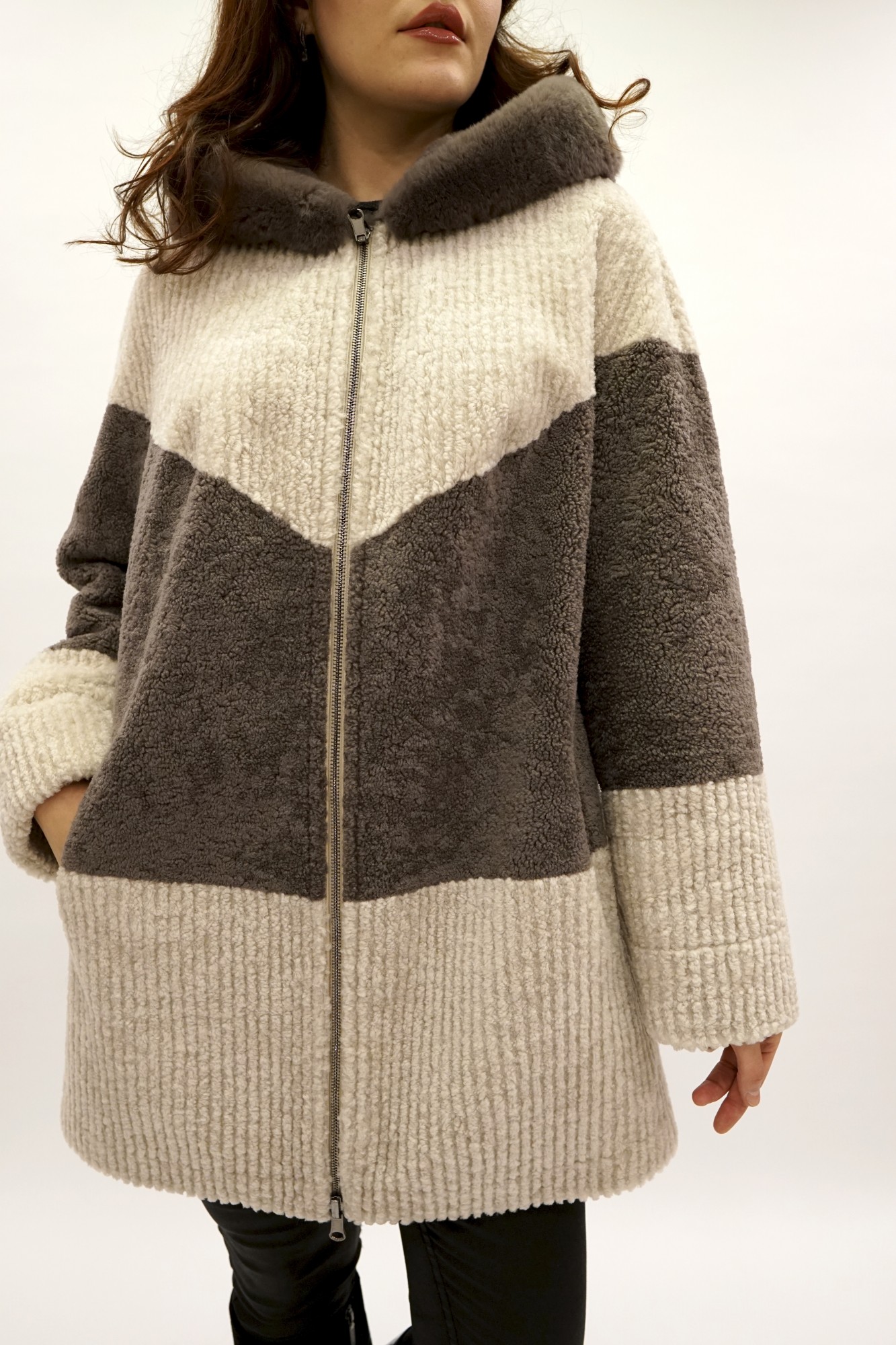 Дублёнка том-кёрли двусторонняя с покрытием. По краю капюшона Rex