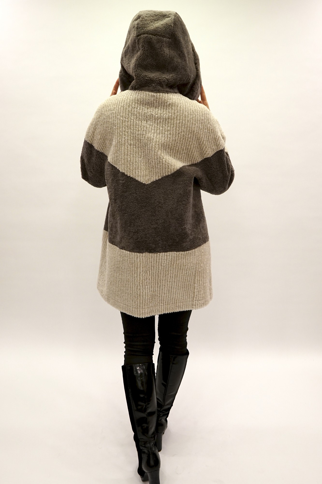 Дублёнка том-кёрли двусторонняя с покрытием. По краю капюшона Rex