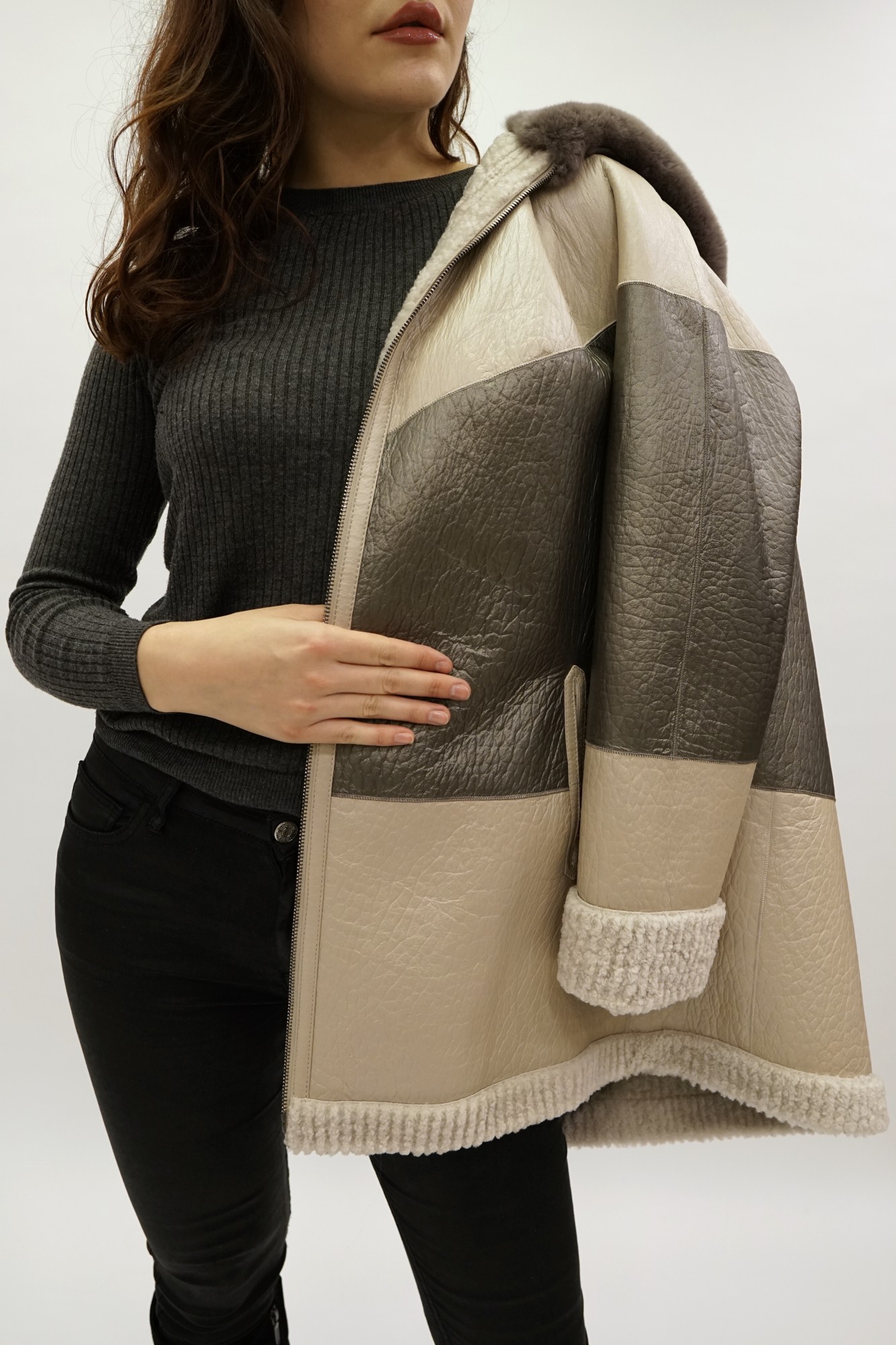 Дублёнка том-кёрли двусторонняя с покрытием. По краю капюшона Rex