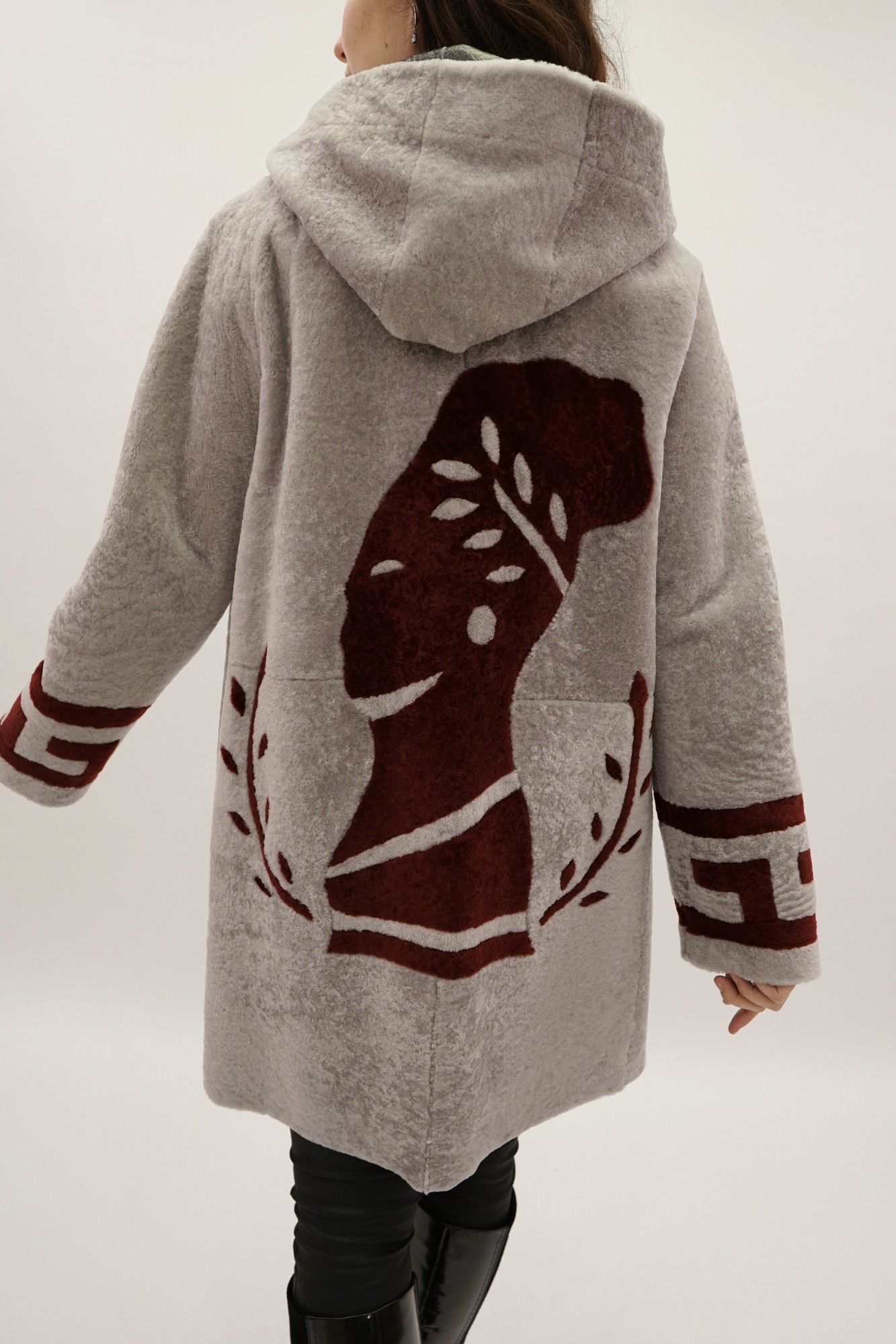 Астраган двусторонняя модель с покрытием и капюшоном