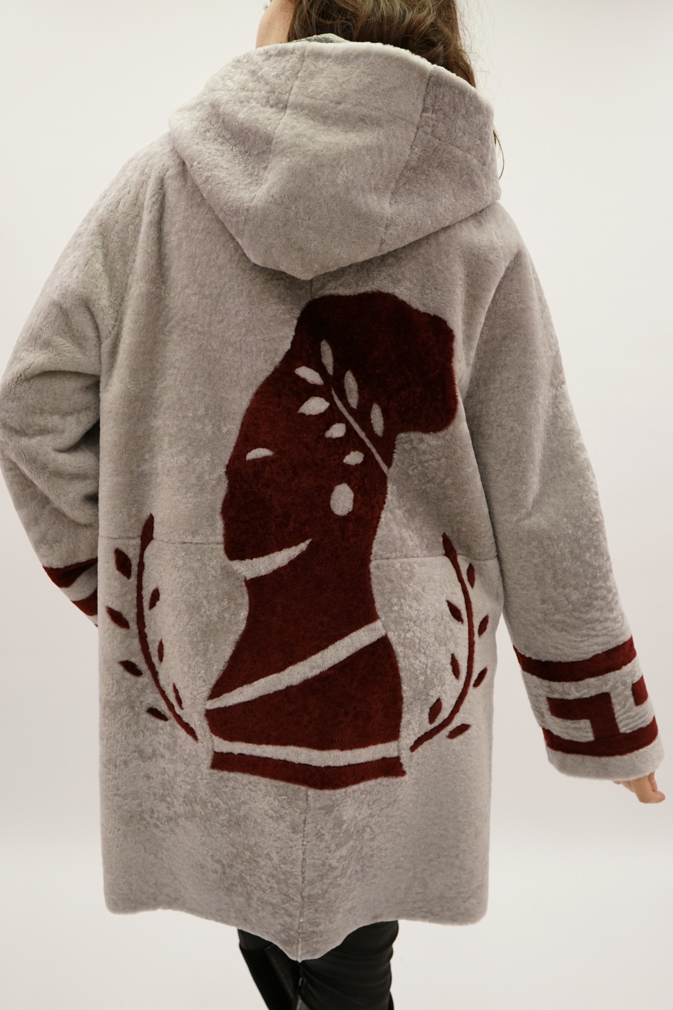 Астраган двусторонняя модель с покрытием и капюшоном