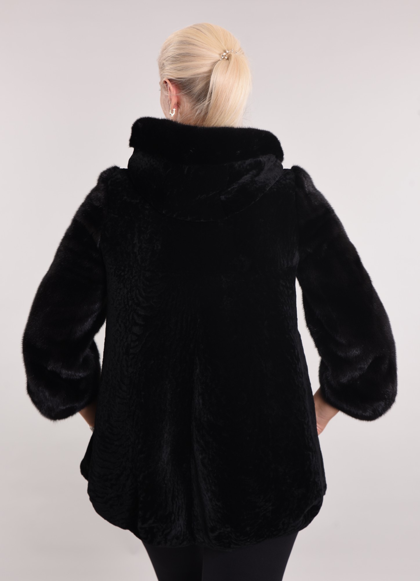 Астраган на подкладе. Капюшон и рукава норки