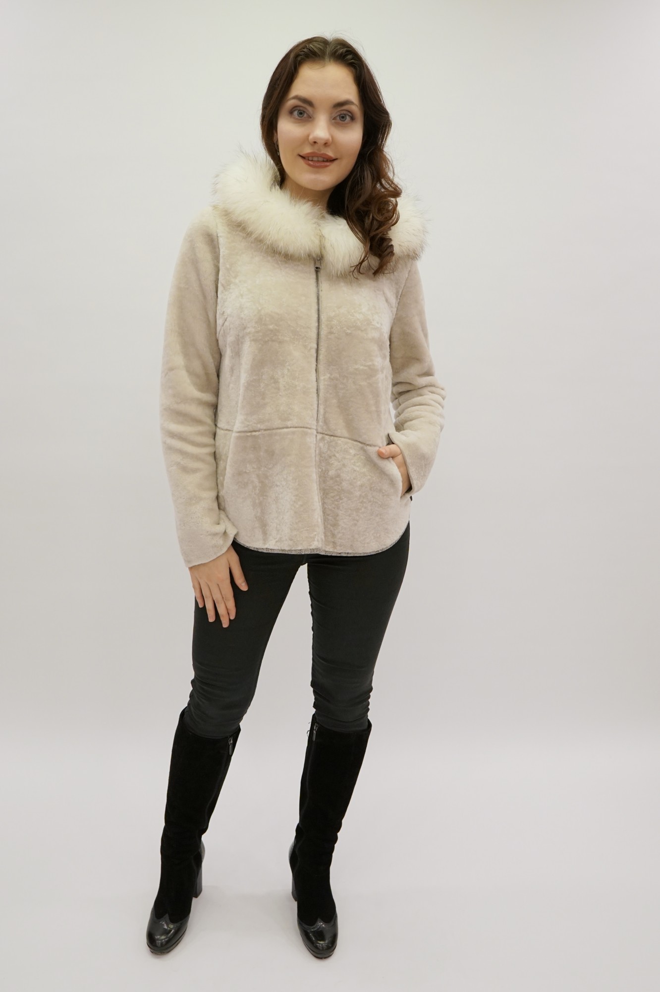 Астраган двусторонняя модель с покрытием и капюшоном, по краю капюшона енот