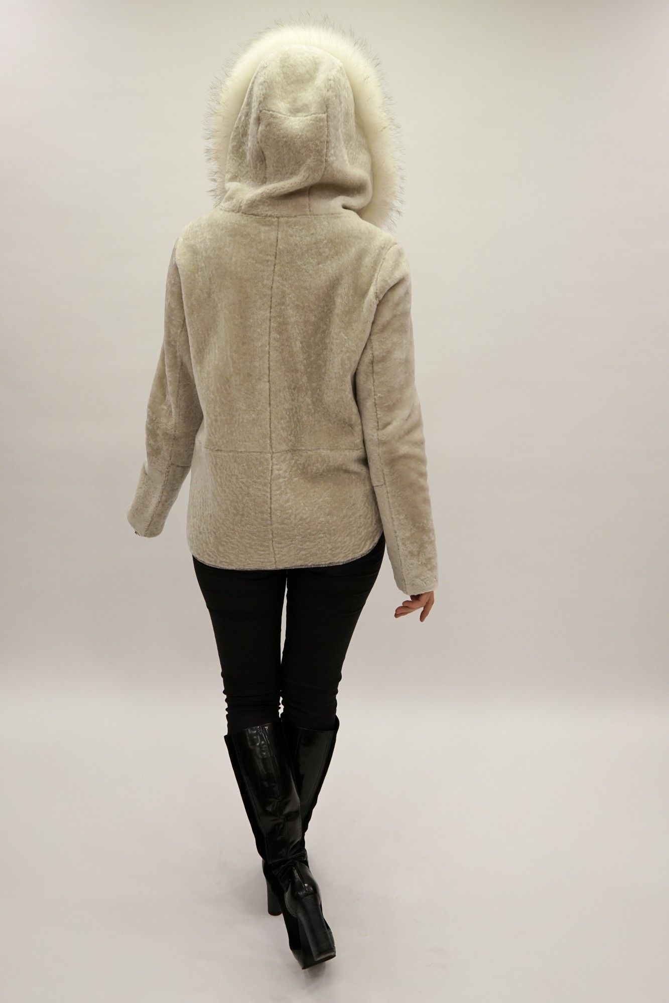 Астраган двусторонняя модель с покрытием и капюшоном, по краю капюшона енот