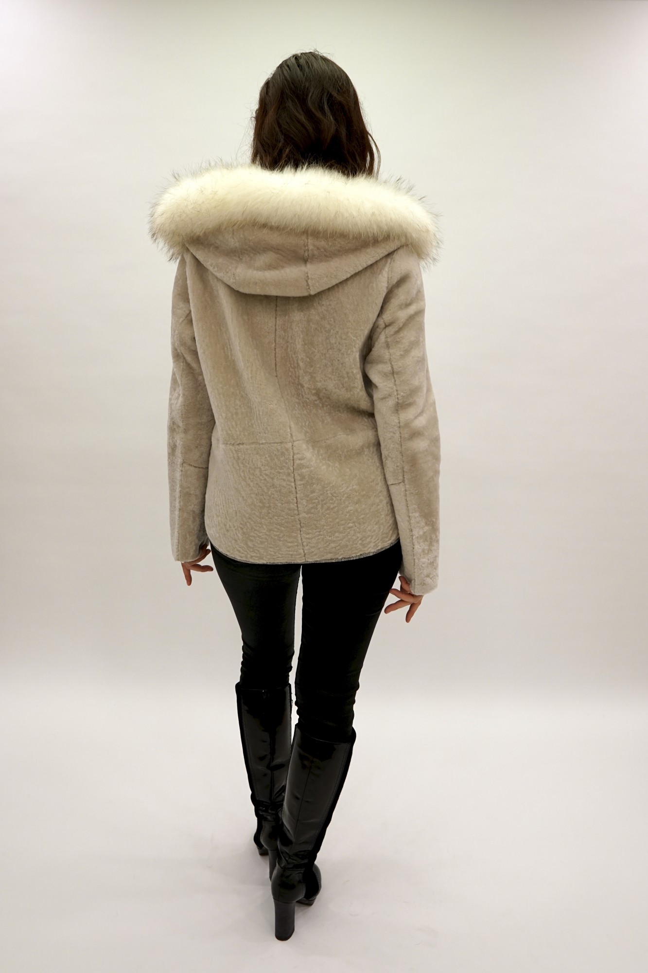 Астраган двусторонняя модель с покрытием и капюшоном, по краю капюшона енот