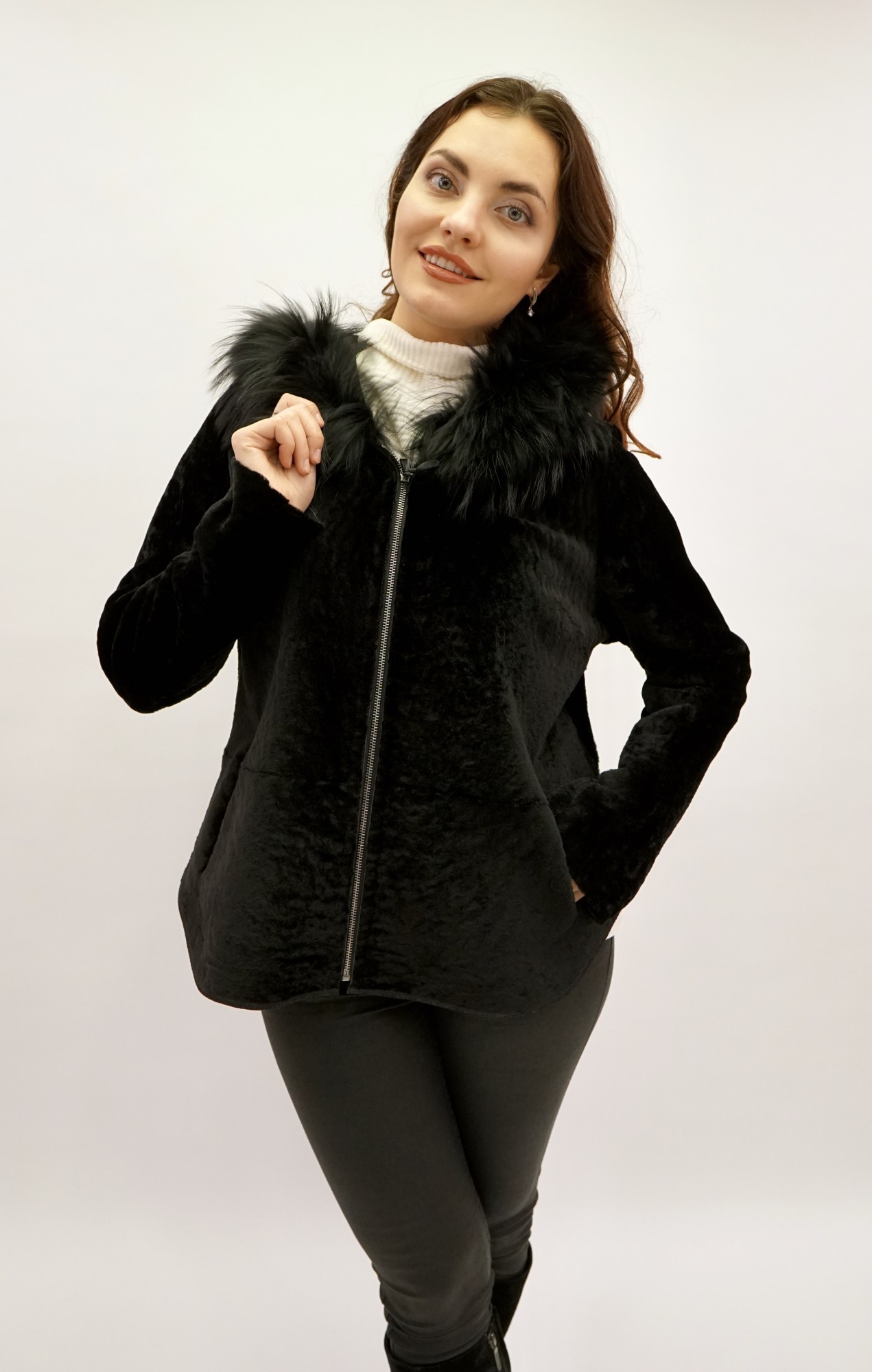 Астраган двусторонняя модель с покрытием и капюшоном, по краю капюшона енот