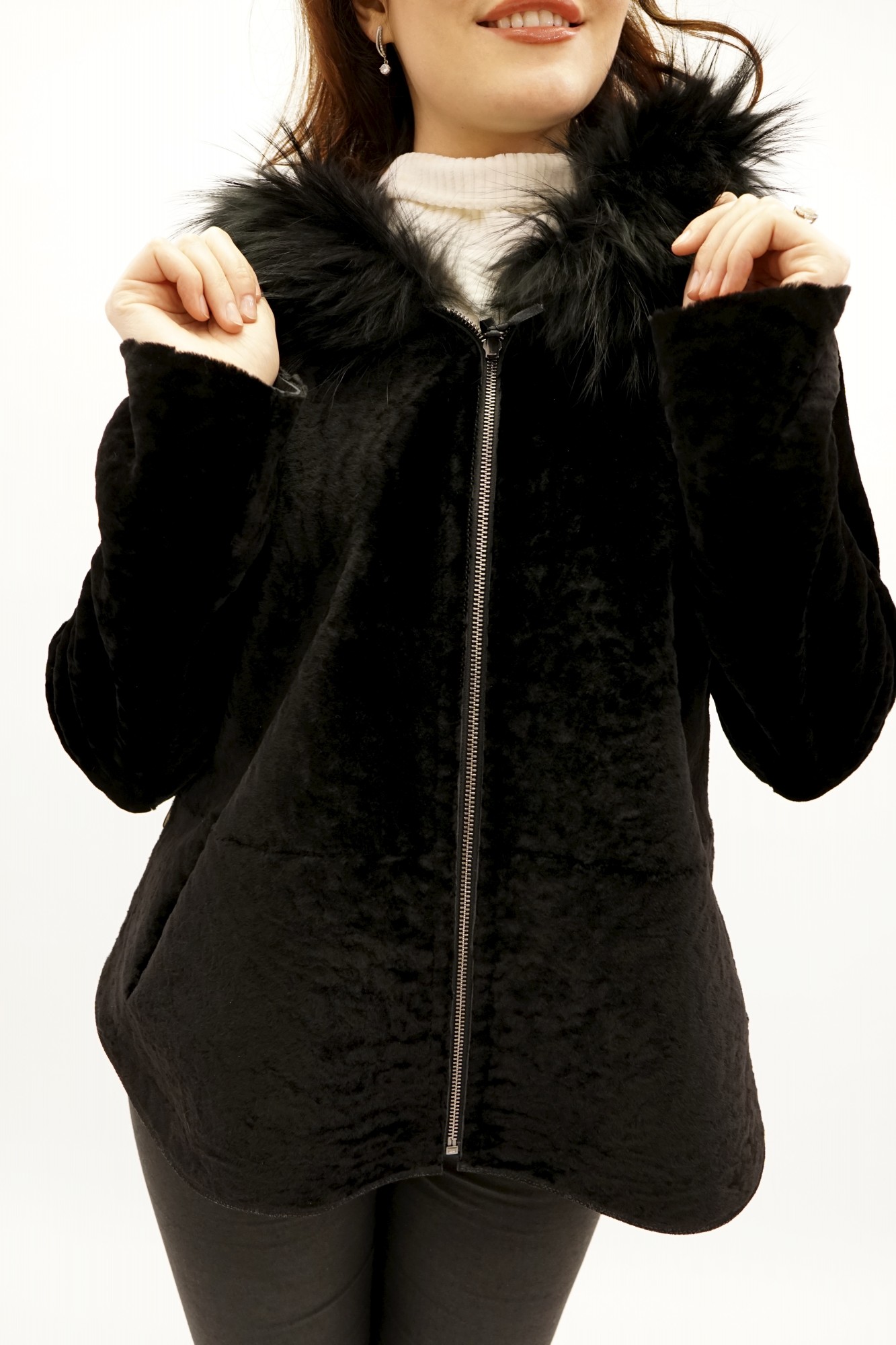 Астраган двусторонняя модель с покрытием и капюшоном, по краю капюшона енот