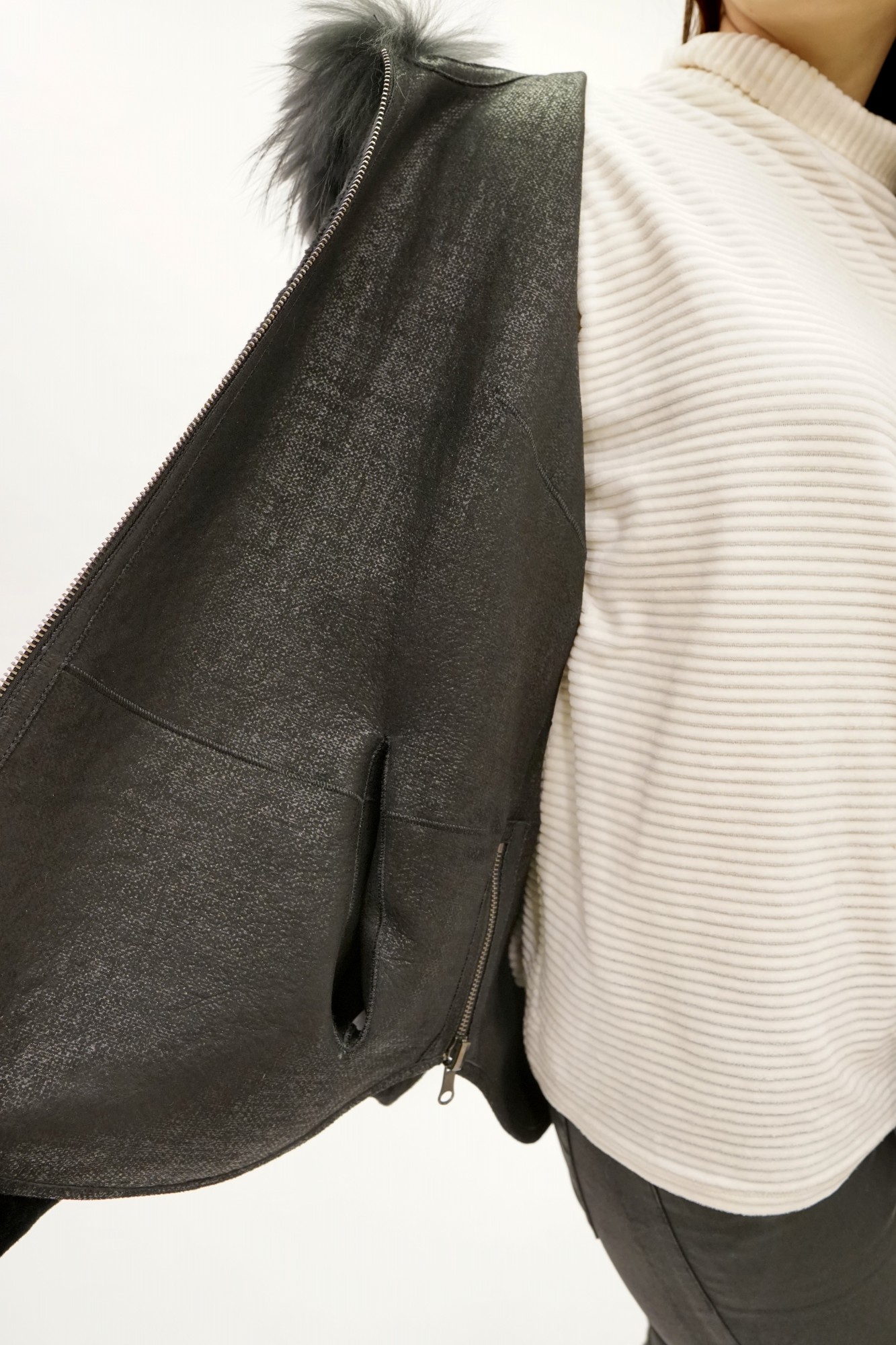 Астраган двусторонняя модель с покрытием и капюшоном, по краю капюшона енот